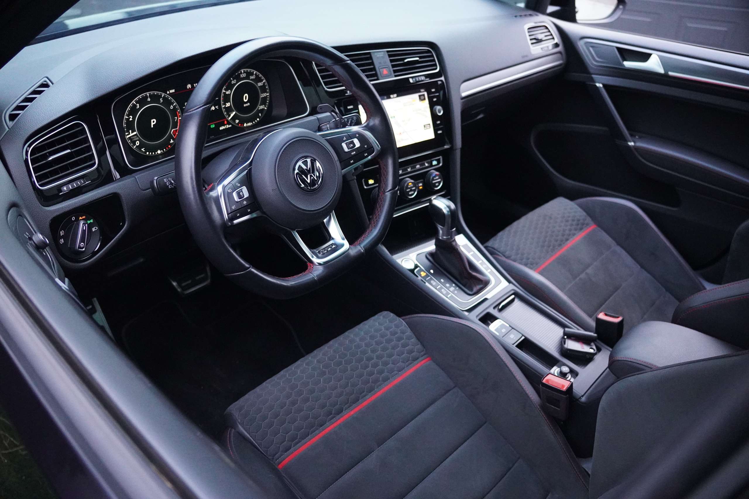 4abff9b5-4717-4de9-8afc-55bc8e692c926-volkswagen-golf-gti-7-5-dsg-pano-virtual-alcantara-dynaudio-20241209.jpg