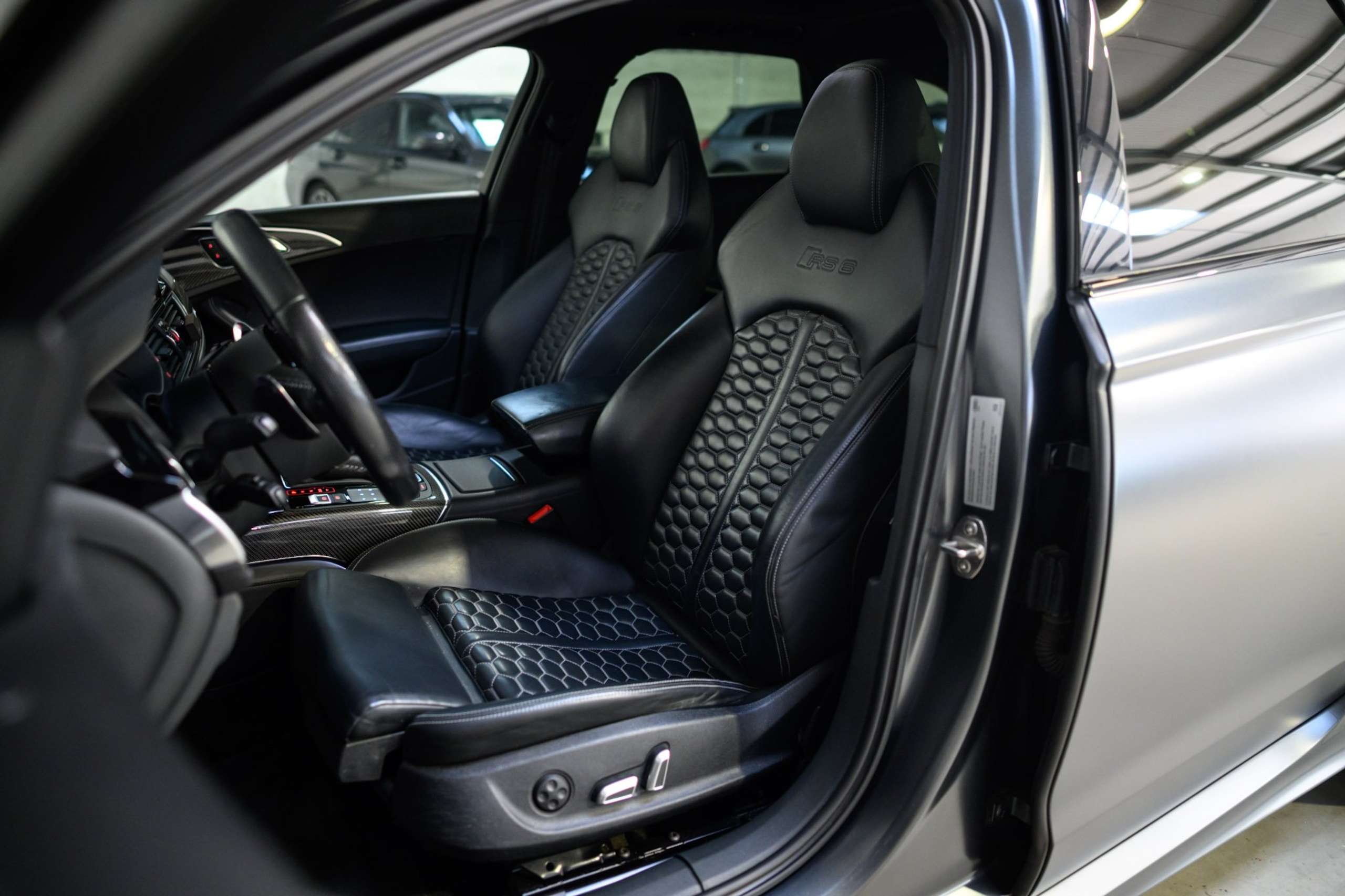 14d67df1-5e6e-4ca7-86a5-a4f0bad7566210-audi-rs6-4-0-v8-lichte-vracht-carbon-bose-pano.jpg