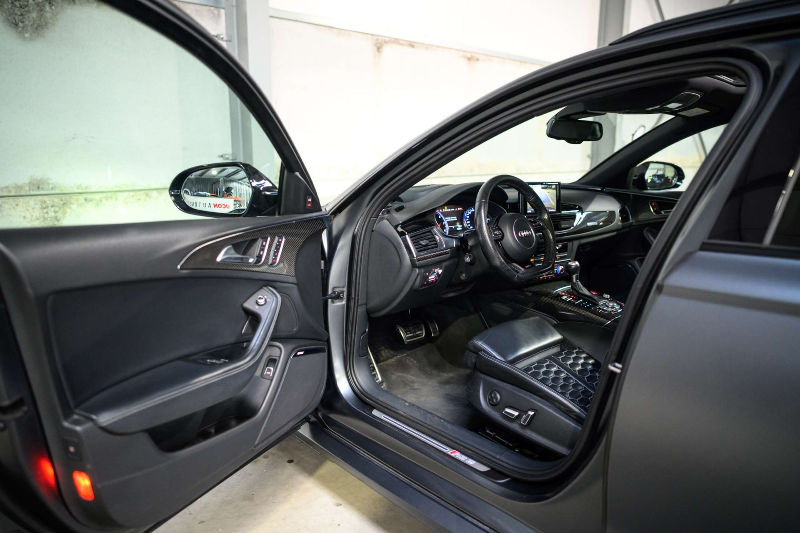 14d67df1-5e6e-4ca7-86a5-a4f0bad7566212-audi-rs6-4-0-v8-lichte-vracht-carbon-bose-pano.jpg