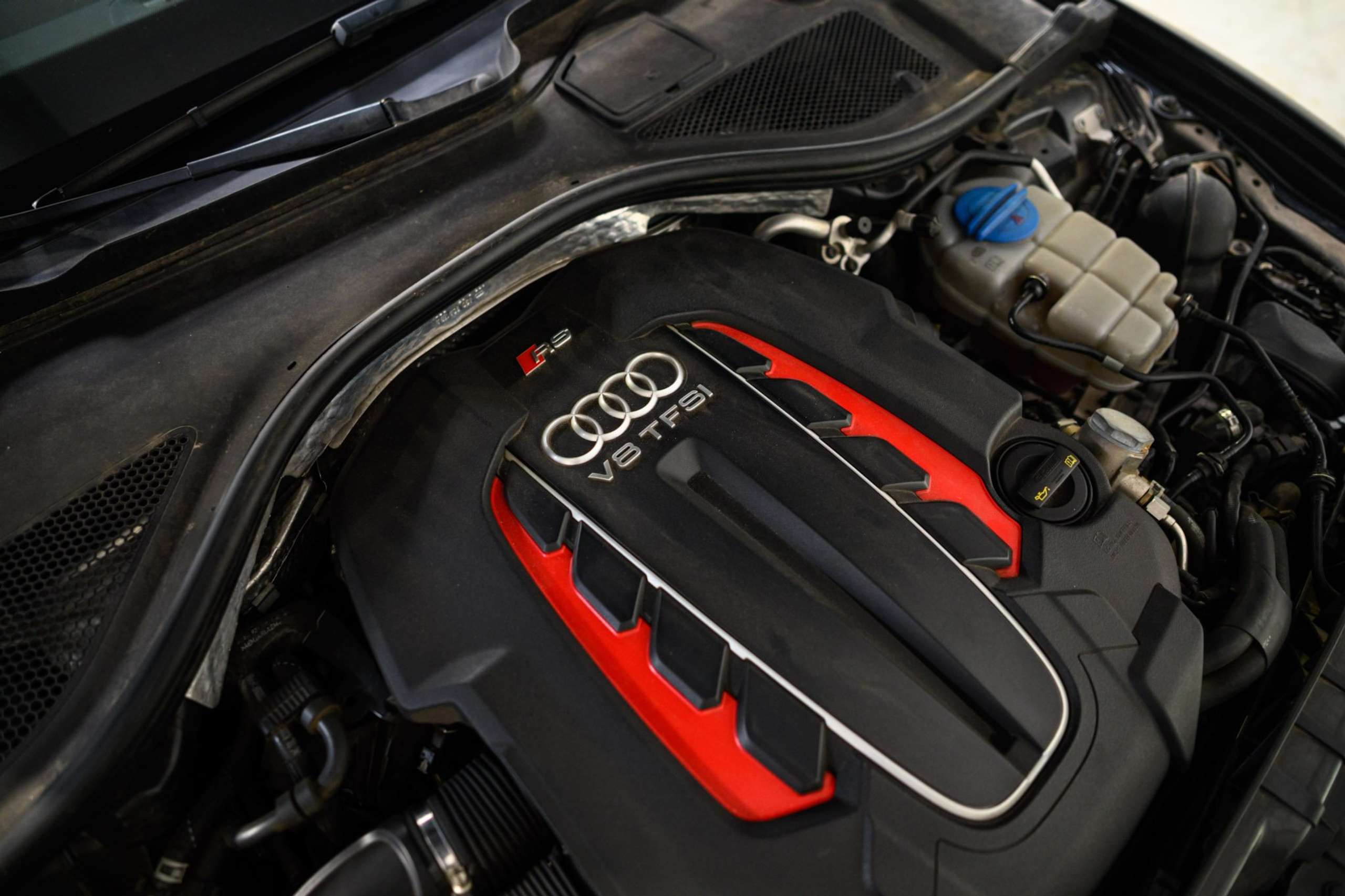 14d67df1-5e6e-4ca7-86a5-a4f0bad7566215-audi-rs6-4-0-v8-lichte-vracht-carbon-bose-pano.jpg