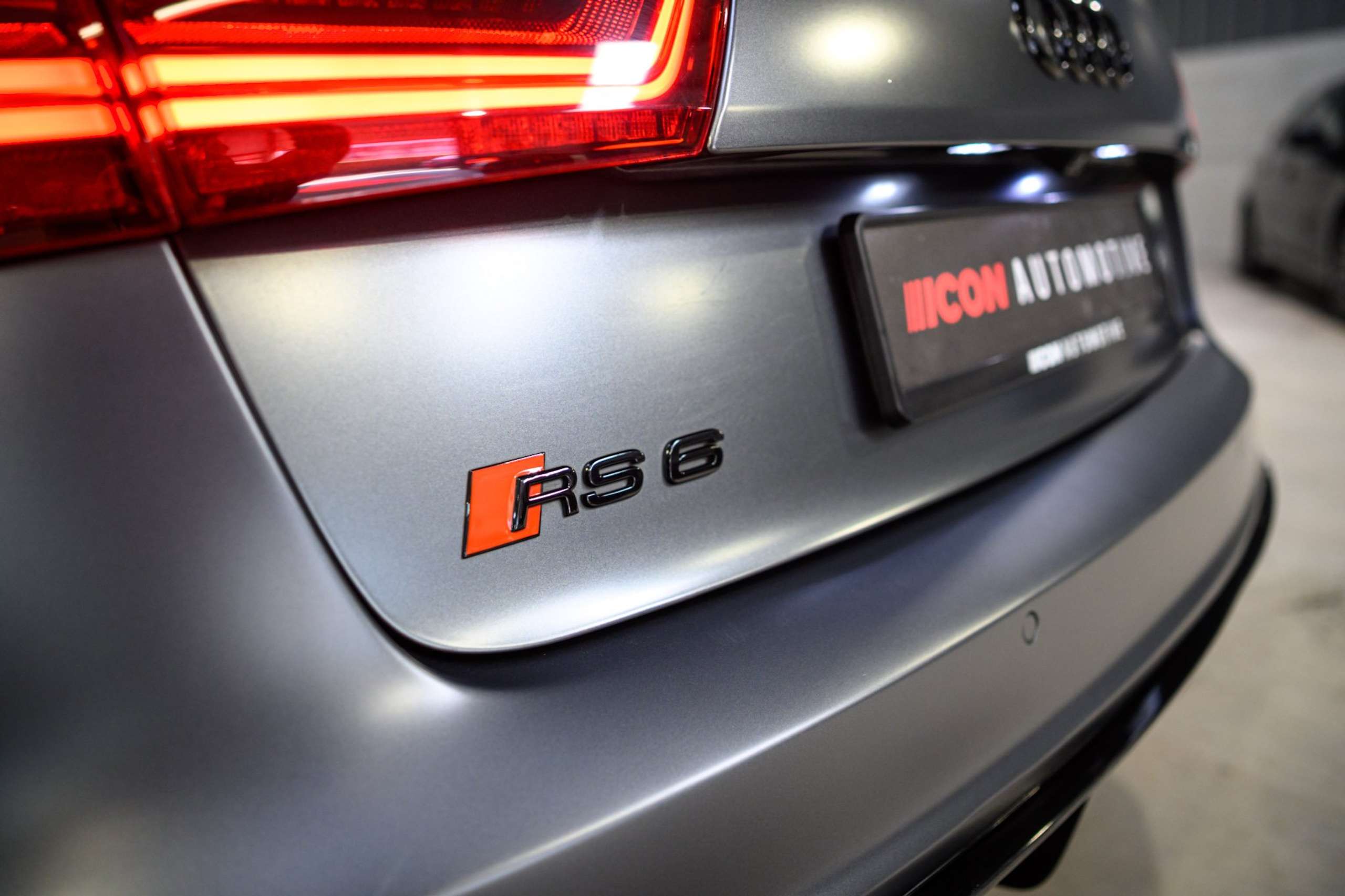 14d67df1-5e6e-4ca7-86a5-a4f0bad7566219-audi-rs6-4-0-v8-lichte-vracht-carbon-bose-pano.jpg