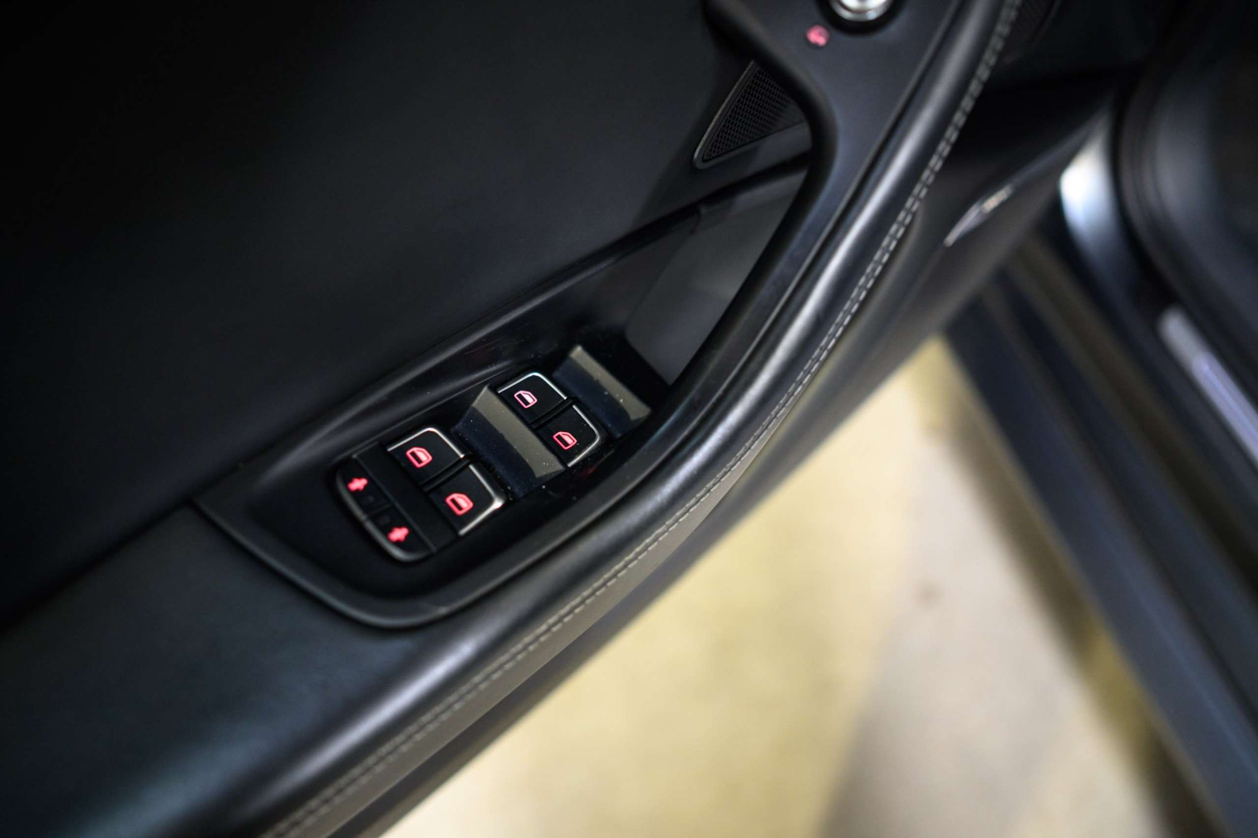 14d67df1-5e6e-4ca7-86a5-a4f0bad7566225-audi-rs6-4-0-v8-lichte-vracht-carbon-bose-pano.jpg