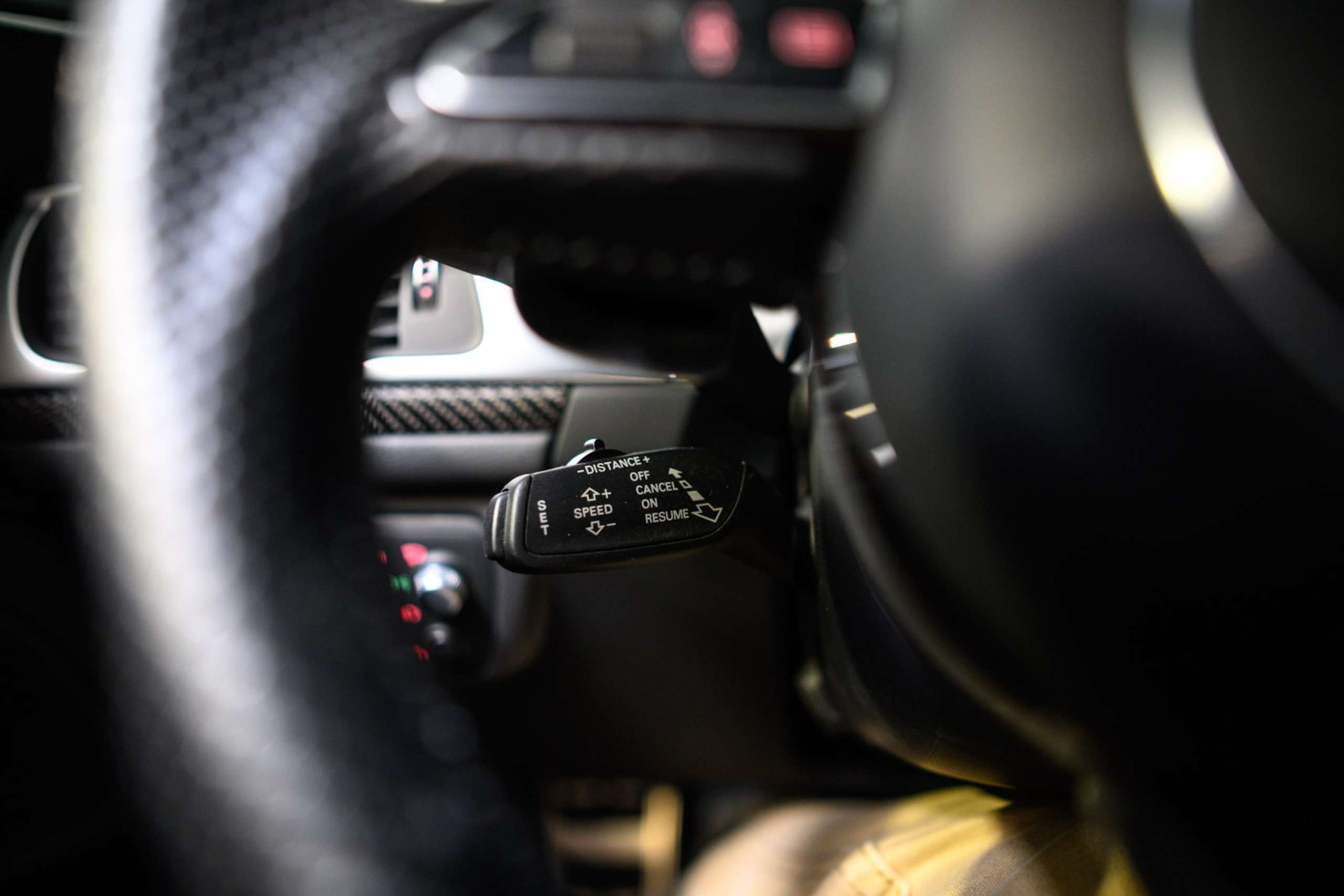 14d67df1-5e6e-4ca7-86a5-a4f0bad7566232-audi-rs6-4-0-v8-lichte-vracht-carbon-bose-pano.jpg