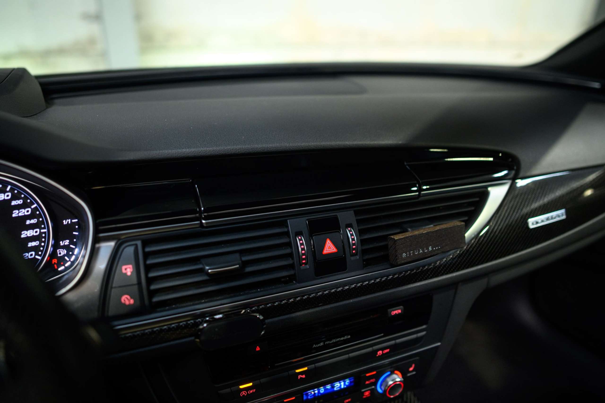 14d67df1-5e6e-4ca7-86a5-a4f0bad7566236-audi-rs6-4-0-v8-lichte-vracht-carbon-bose-pano.jpg