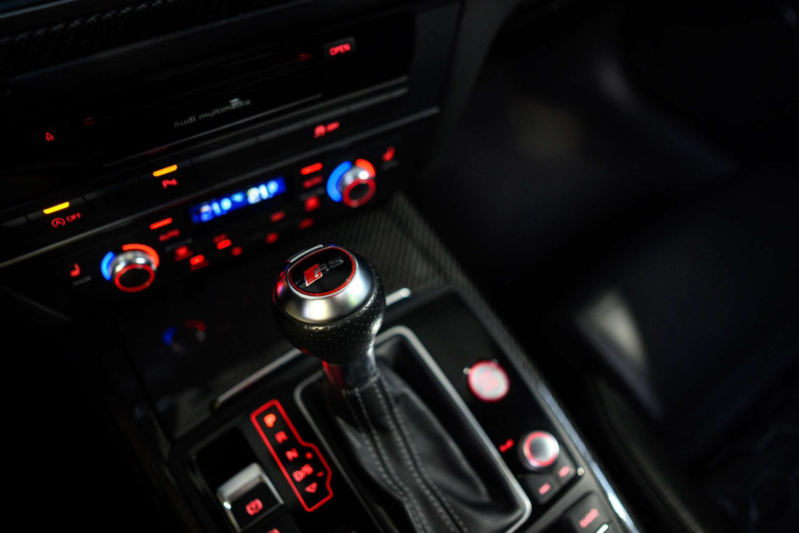 14d67df1-5e6e-4ca7-86a5-a4f0bad7566240-audi-rs6-4-0-v8-lichte-vracht-carbon-bose-pano.jpg