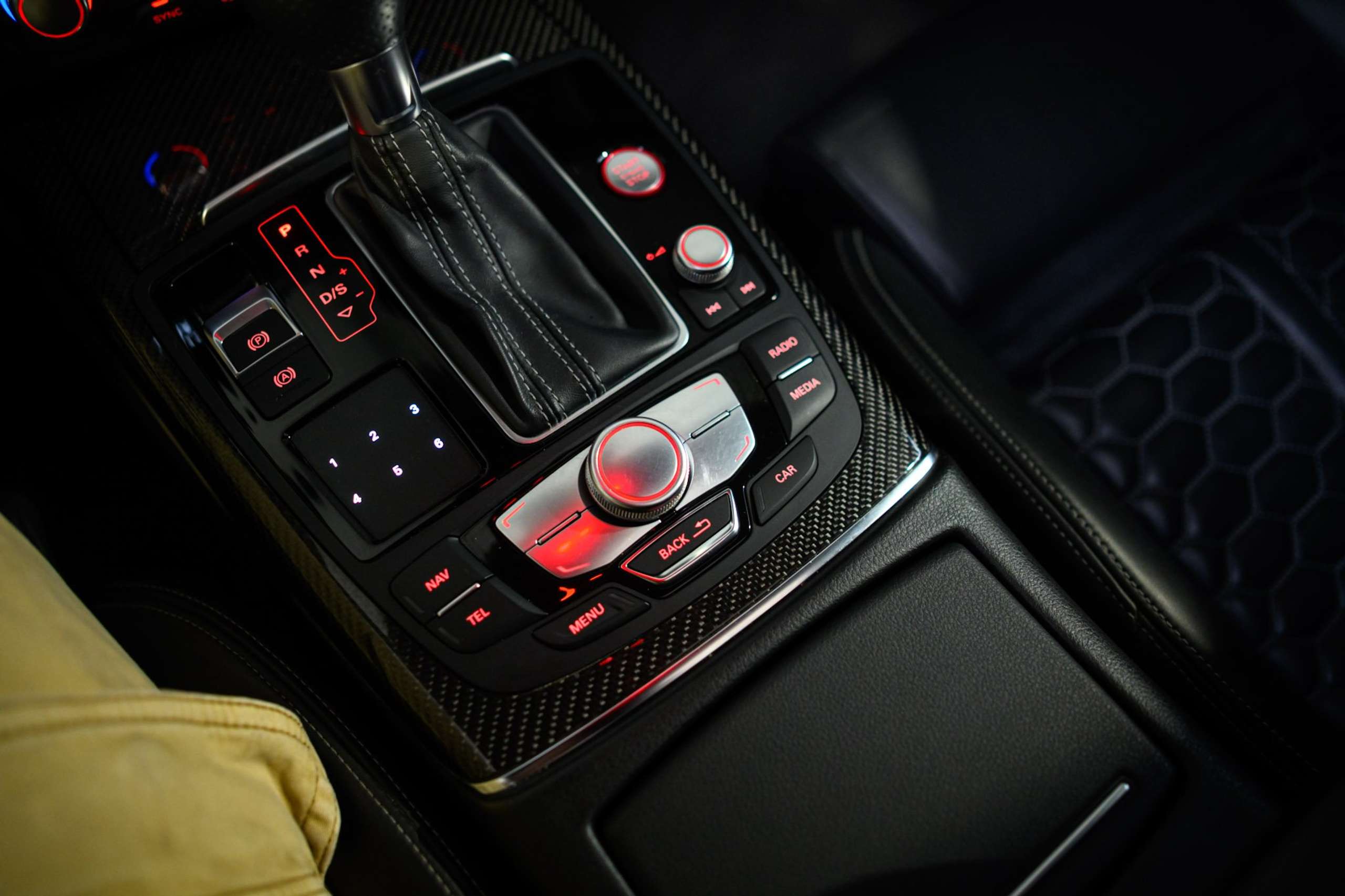 14d67df1-5e6e-4ca7-86a5-a4f0bad7566242-audi-rs6-4-0-v8-lichte-vracht-carbon-bose-pano.jpg