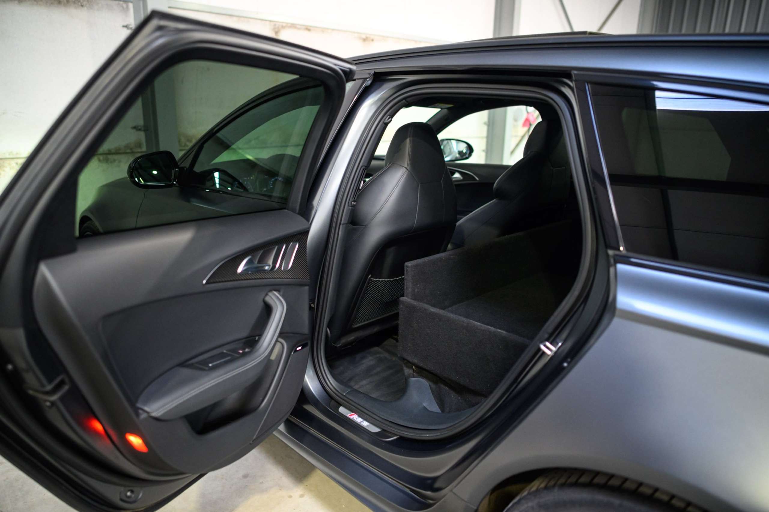 14d67df1-5e6e-4ca7-86a5-a4f0bad7566247-audi-rs6-4-0-v8-lichte-vracht-carbon-bose-pano.jpg