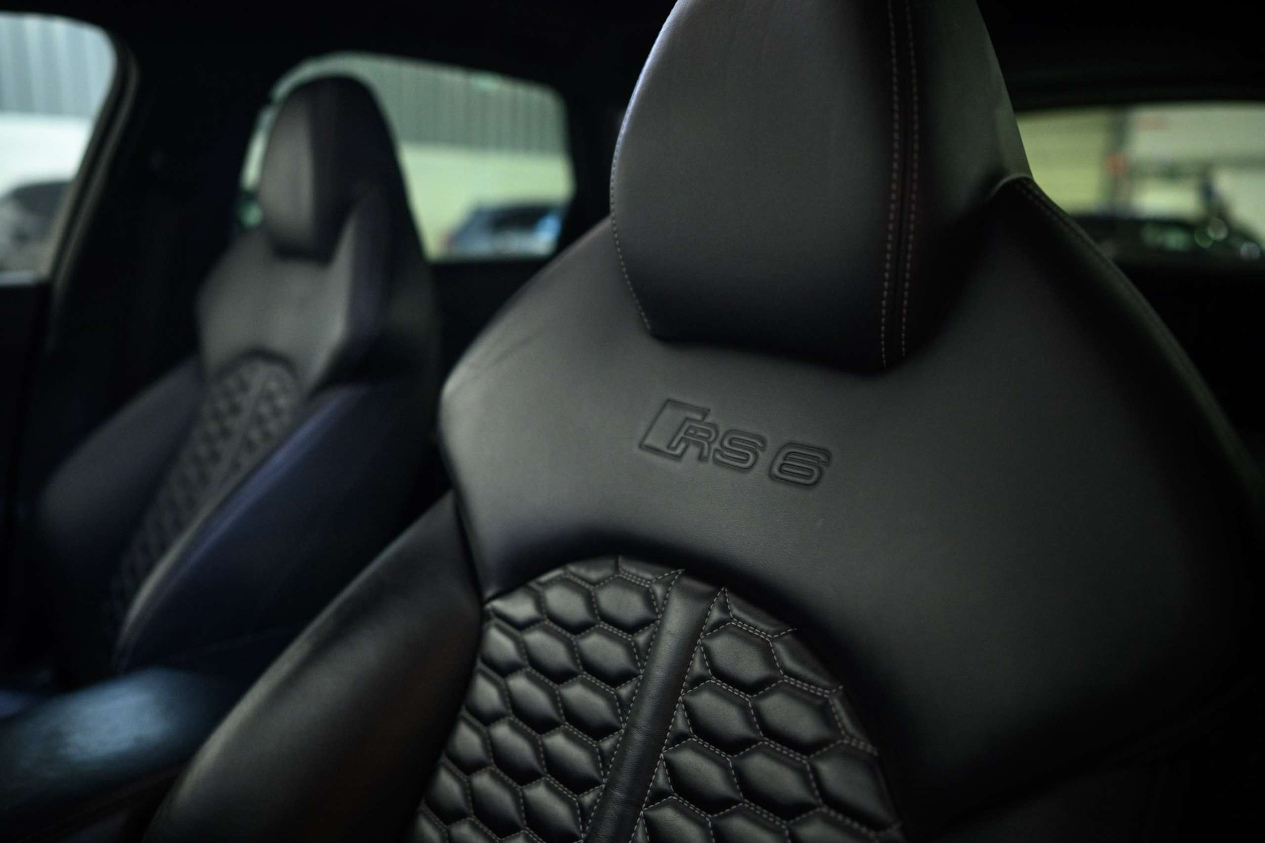 14d67df1-5e6e-4ca7-86a5-a4f0bad756628-audi-rs6-4-0-v8-lichte-vracht-carbon-bose-pano.jpg