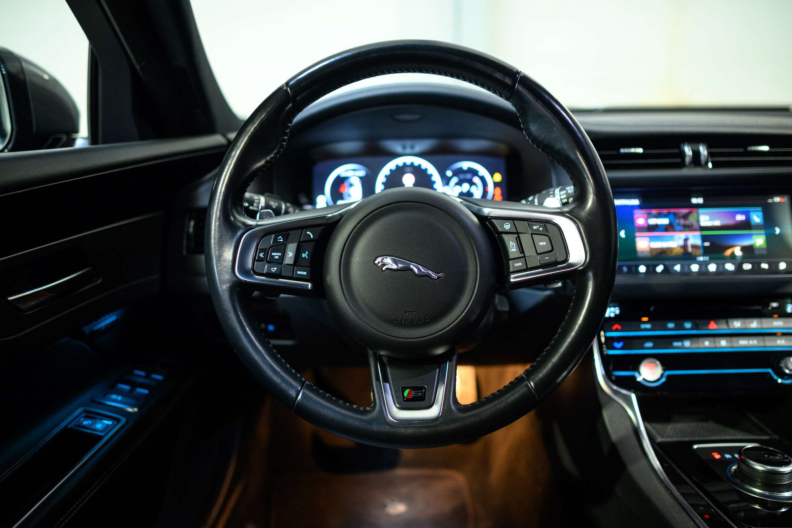 58de6a89-f309-42e0-9ac3-f17727f8be8210-jaguar-xf-sportbrake-3-0-d-v6-300-sport-meridian-full-op.jpg