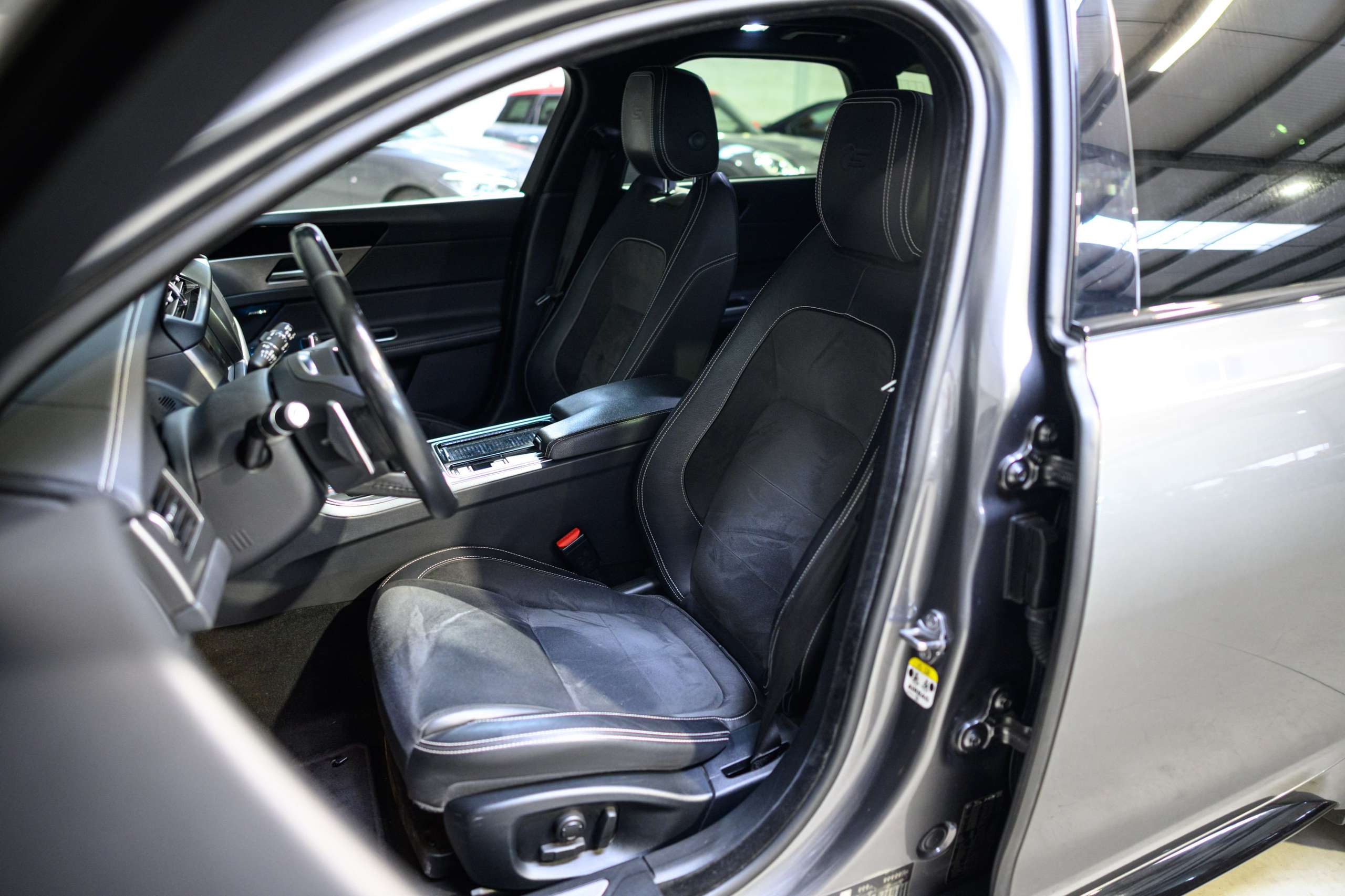 58de6a89-f309-42e0-9ac3-f17727f8be8211-jaguar-xf-sportbrake-3-0-d-v6-300-sport-meridian-full-op.jpg