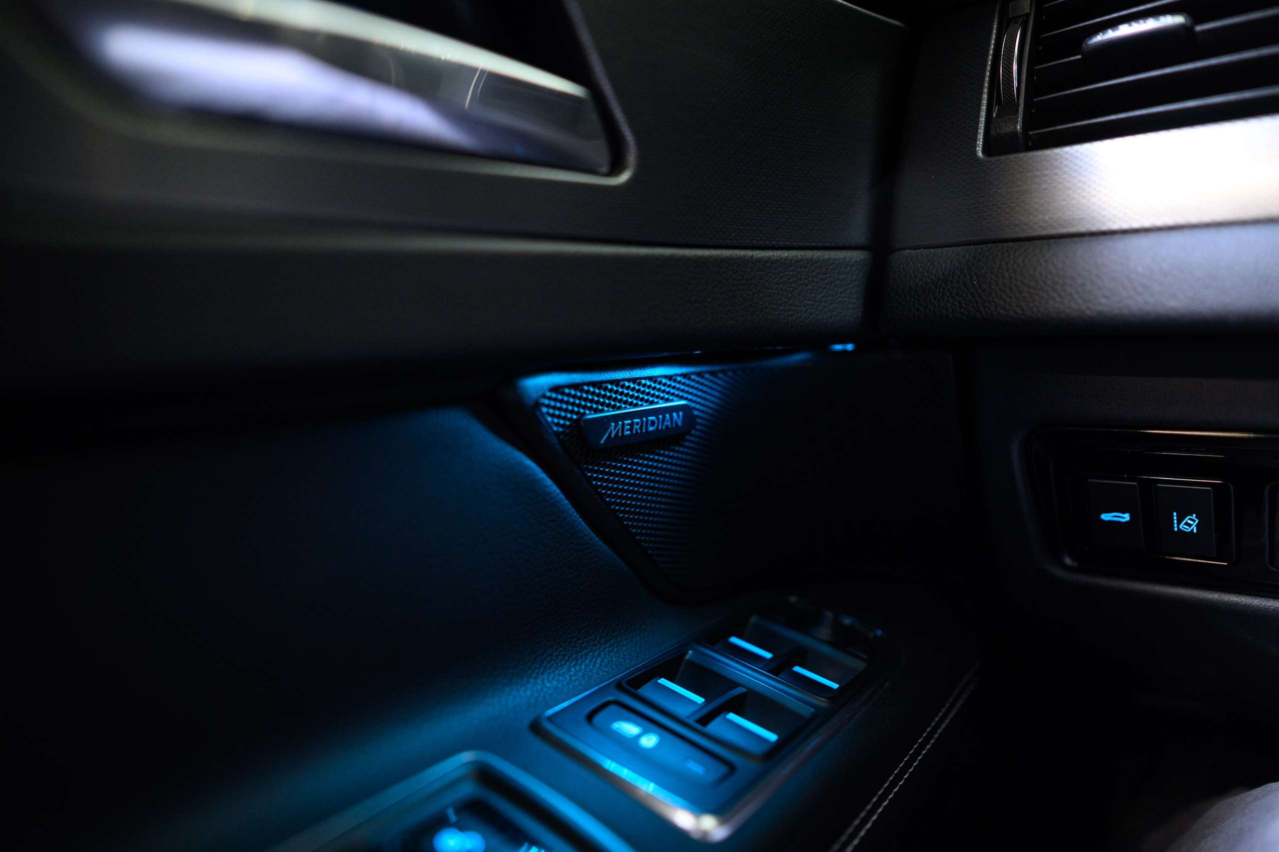 58de6a89-f309-42e0-9ac3-f17727f8be8219-jaguar-xf-sportbrake-3-0-d-v6-300-sport-meridian-full-op.jpg