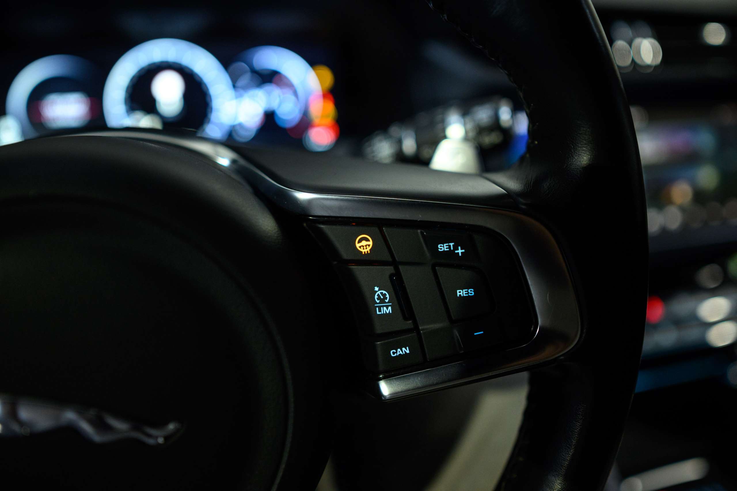 58de6a89-f309-42e0-9ac3-f17727f8be8220-jaguar-xf-sportbrake-3-0-d-v6-300-sport-meridian-full-op.jpg