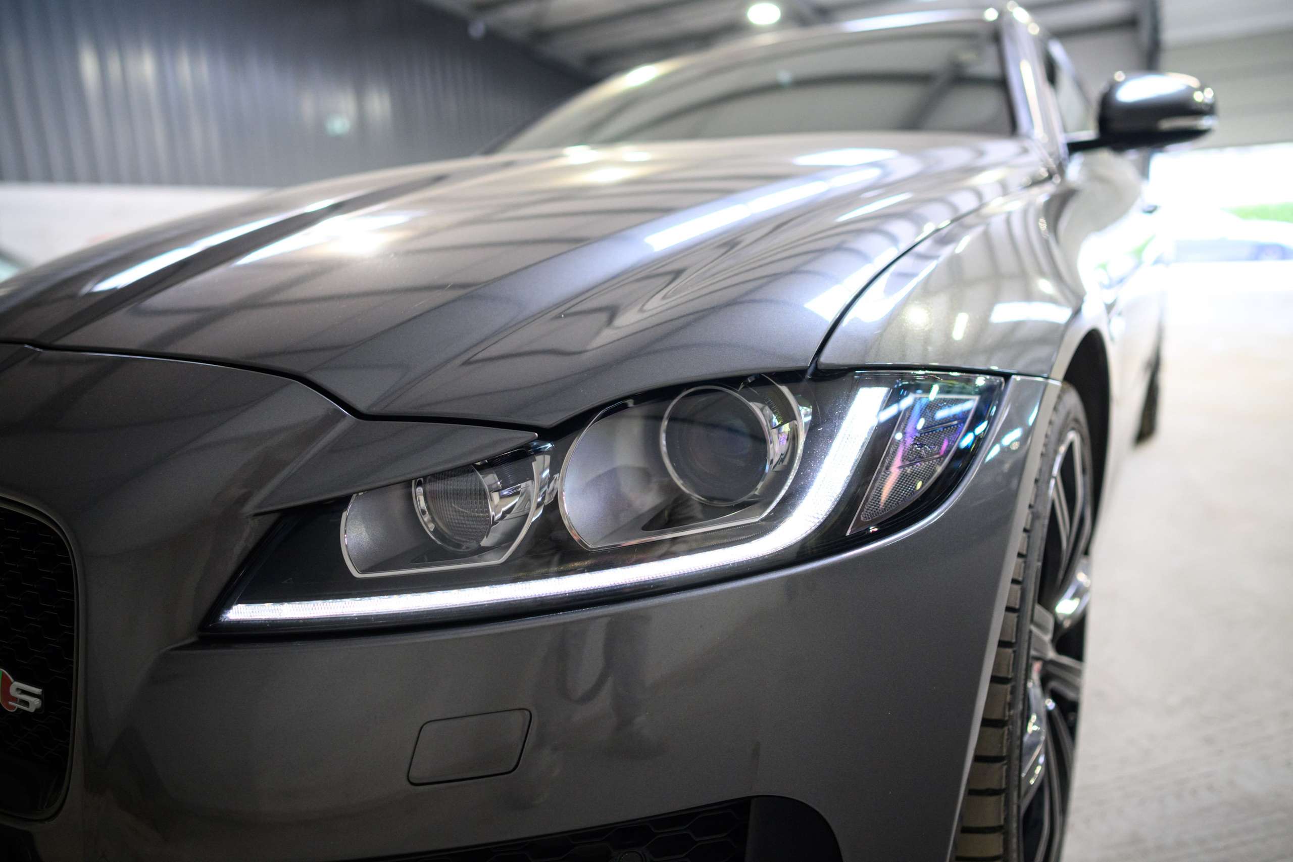 58de6a89-f309-42e0-9ac3-f17727f8be8221-jaguar-xf-sportbrake-3-0-d-v6-300-sport-meridian-full-op.jpg
