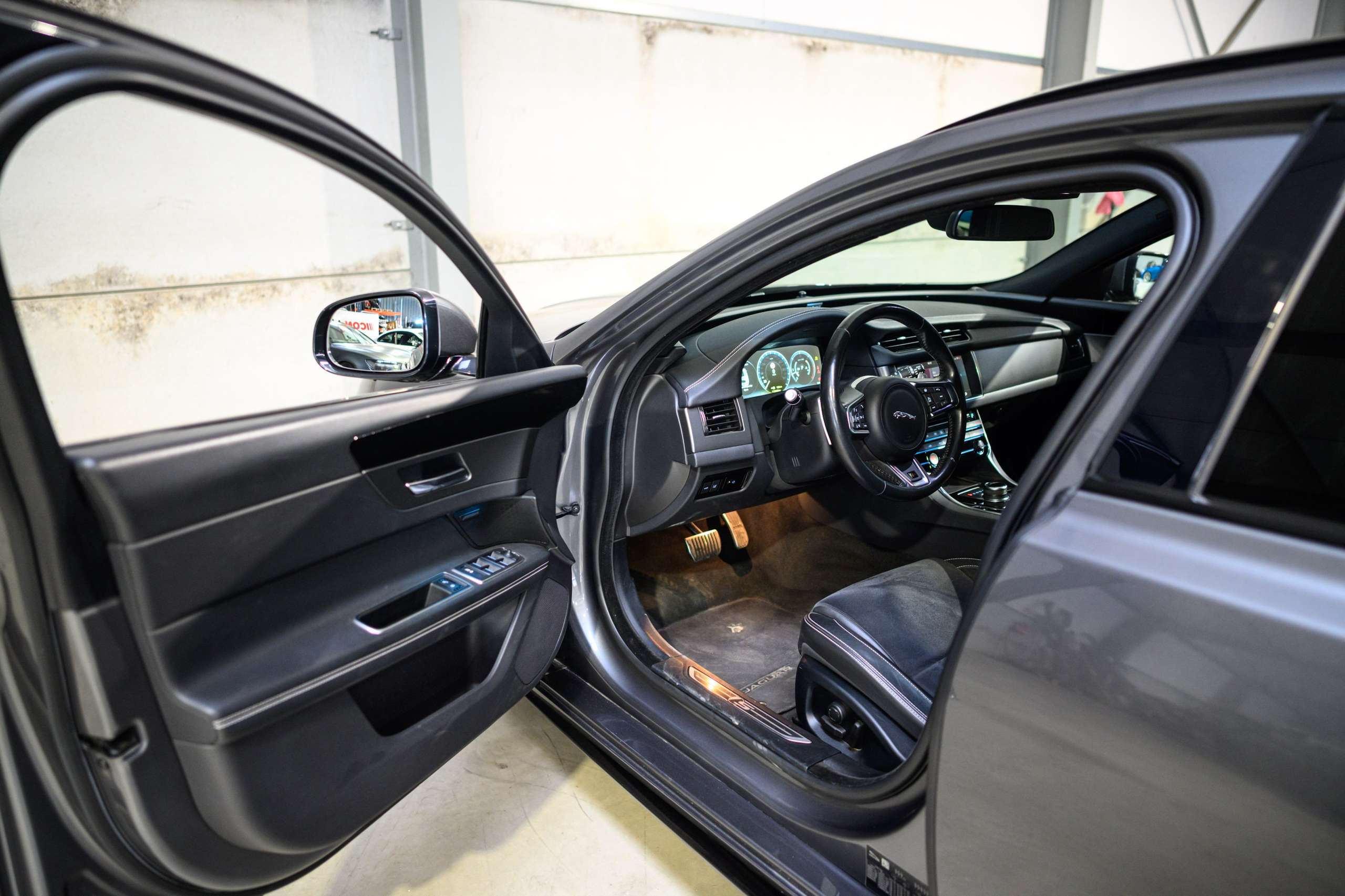 58de6a89-f309-42e0-9ac3-f17727f8be8225-jaguar-xf-sportbrake-3-0-d-v6-300-sport-meridian-full-op.jpg
