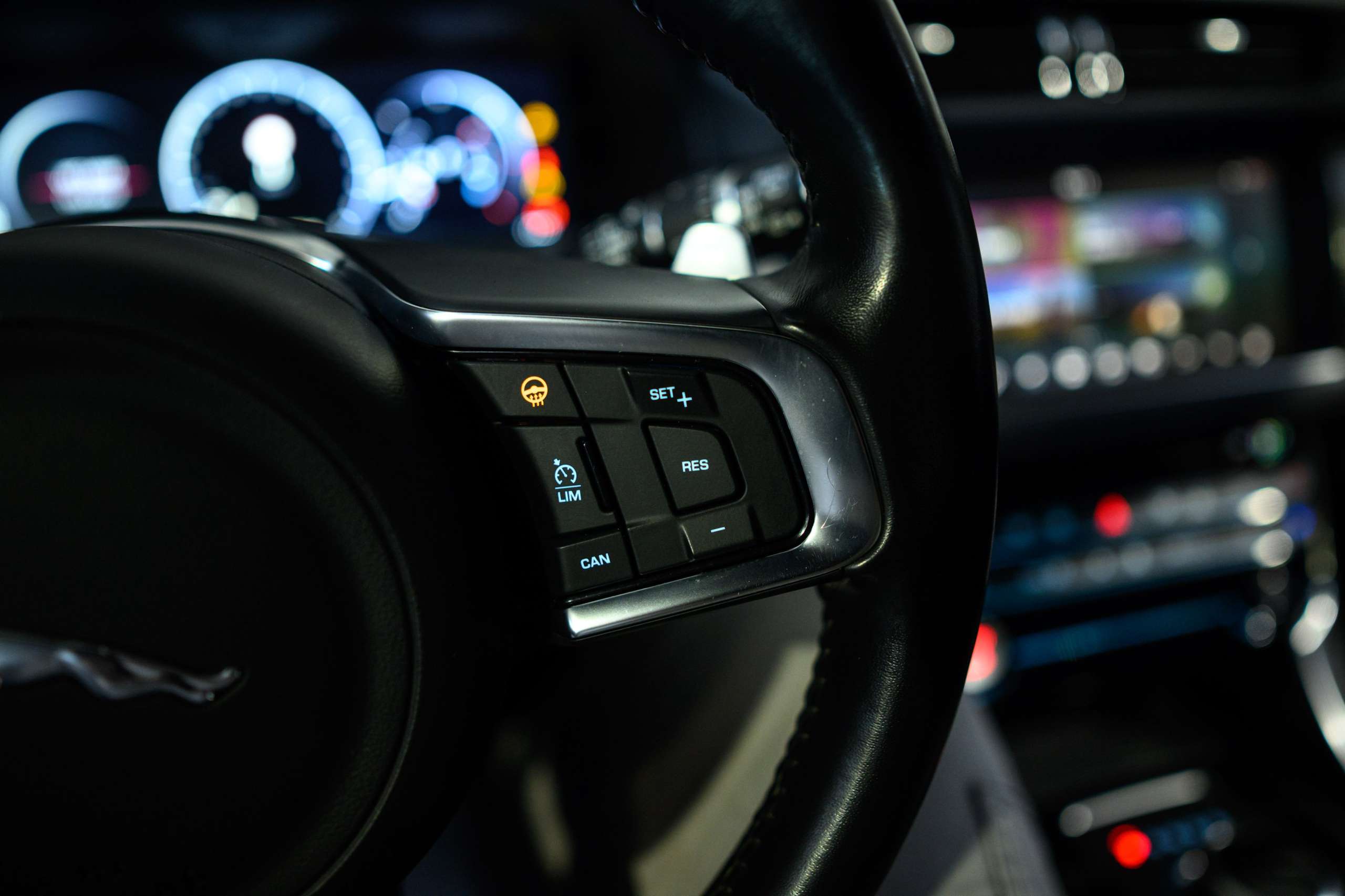 58de6a89-f309-42e0-9ac3-f17727f8be8227-jaguar-xf-sportbrake-3-0-d-v6-300-sport-meridian-full-op.jpg