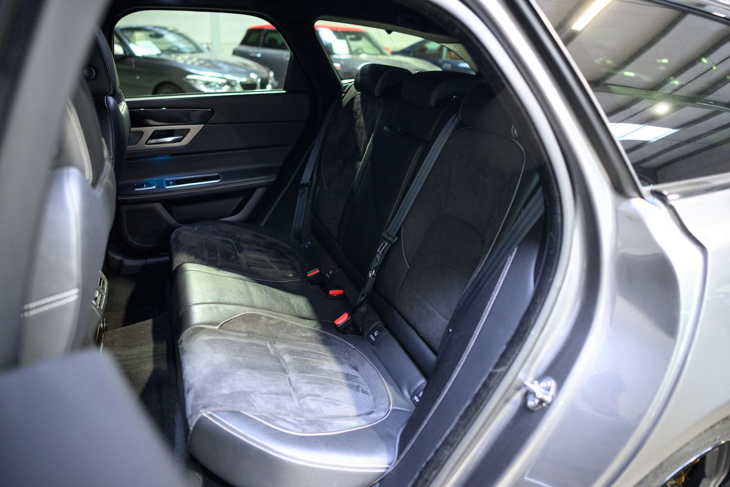 58de6a89-f309-42e0-9ac3-f17727f8be8232-jaguar-xf-sportbrake-3-0-d-v6-300-sport-meridian-full-op.jpg