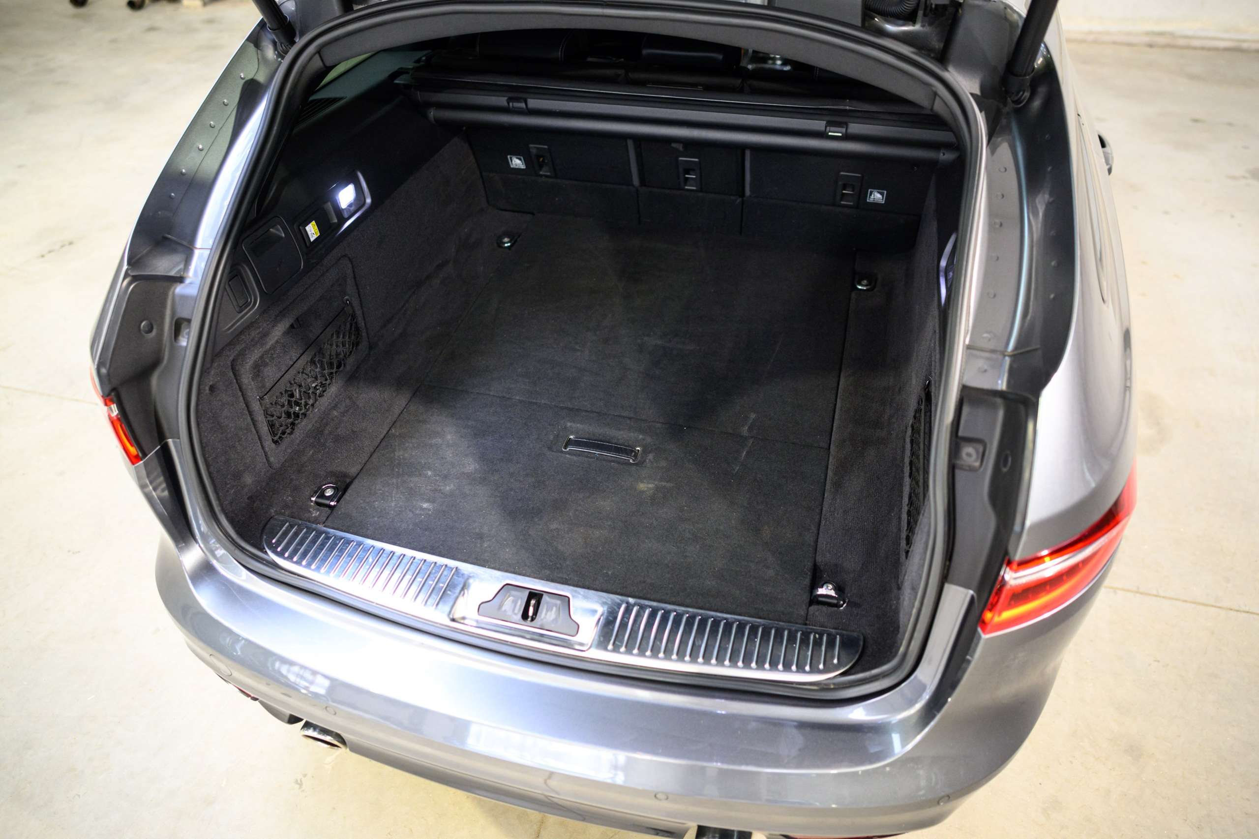 58de6a89-f309-42e0-9ac3-f17727f8be8238-jaguar-xf-sportbrake-3-0-d-v6-300-sport-meridian-full-op.jpg