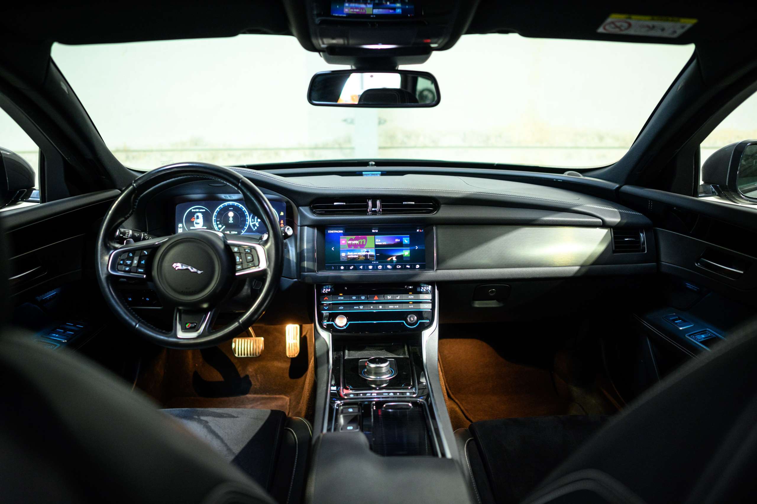 58de6a89-f309-42e0-9ac3-f17727f8be828-jaguar-xf-sportbrake-3-0-d-v6-300-sport-meridian-full-op.jpg