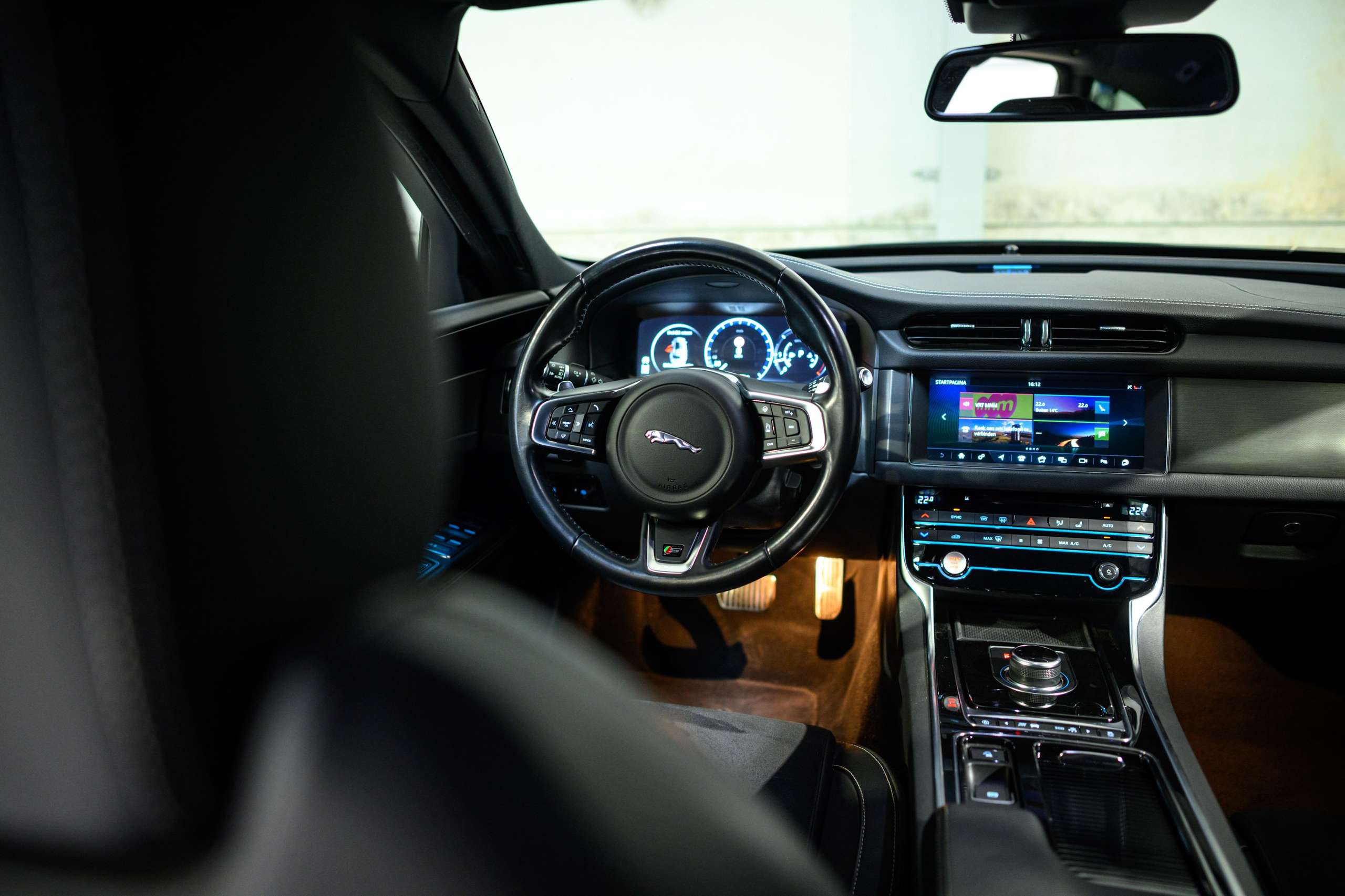 58de6a89-f309-42e0-9ac3-f17727f8be829-jaguar-xf-sportbrake-3-0-d-v6-300-sport-meridian-full-op.jpg