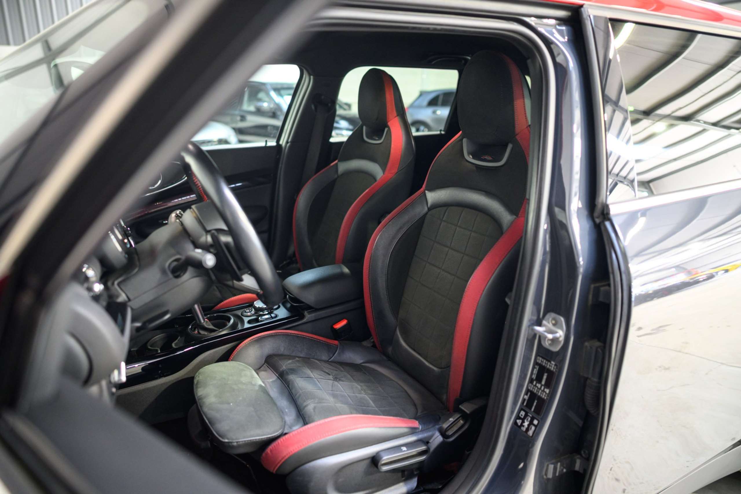 7b0572a4-d9c4-474b-8cbc-9e162a1c706511-mini-john-cooper-works-clubman-2-0as-jcw-works-harman-k-led-awd-carplay.jpg