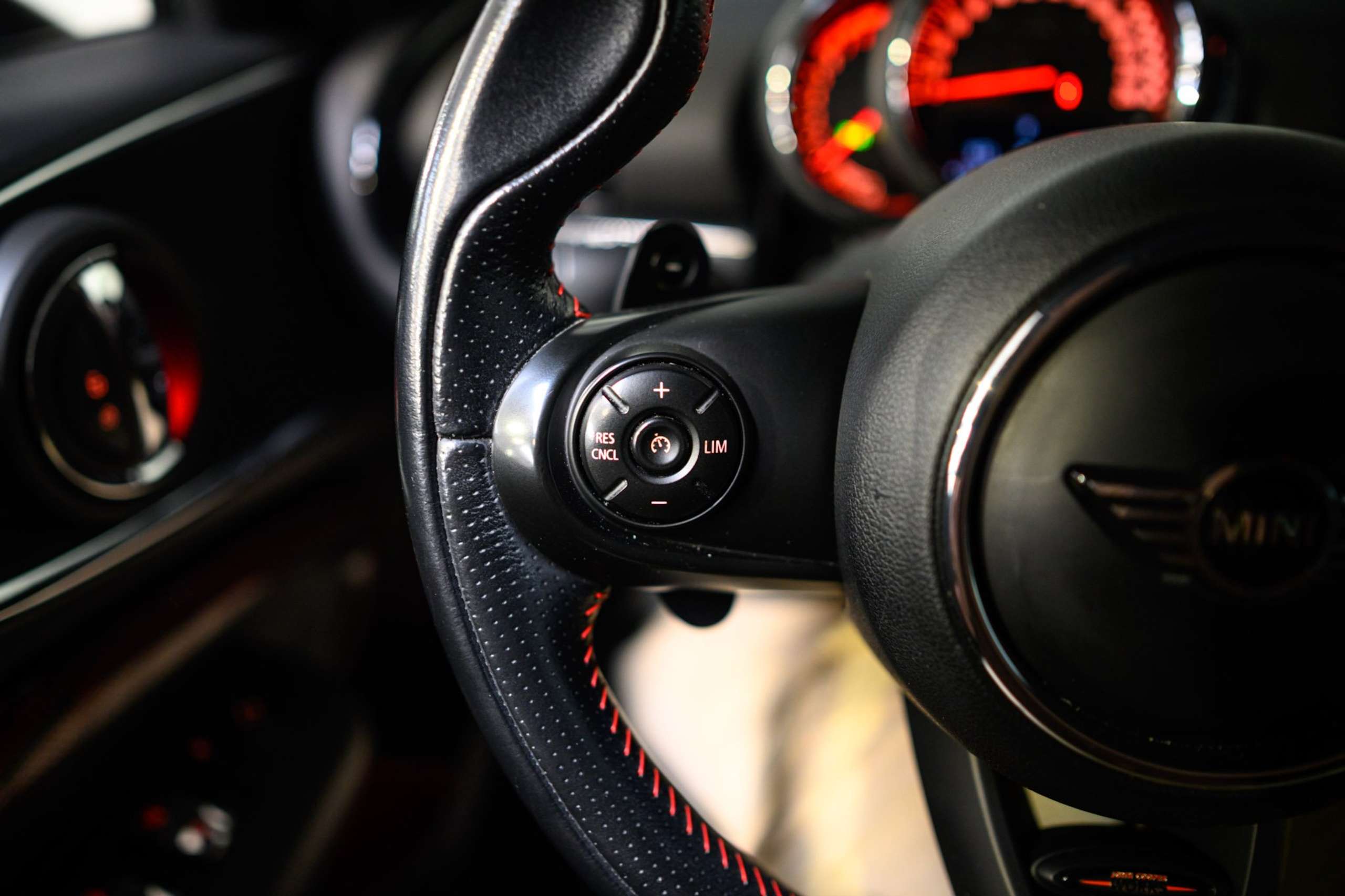 7b0572a4-d9c4-474b-8cbc-9e162a1c706540-mini-john-cooper-works-clubman-2-0as-jcw-works-harman-k-led-awd-carplay.jpg