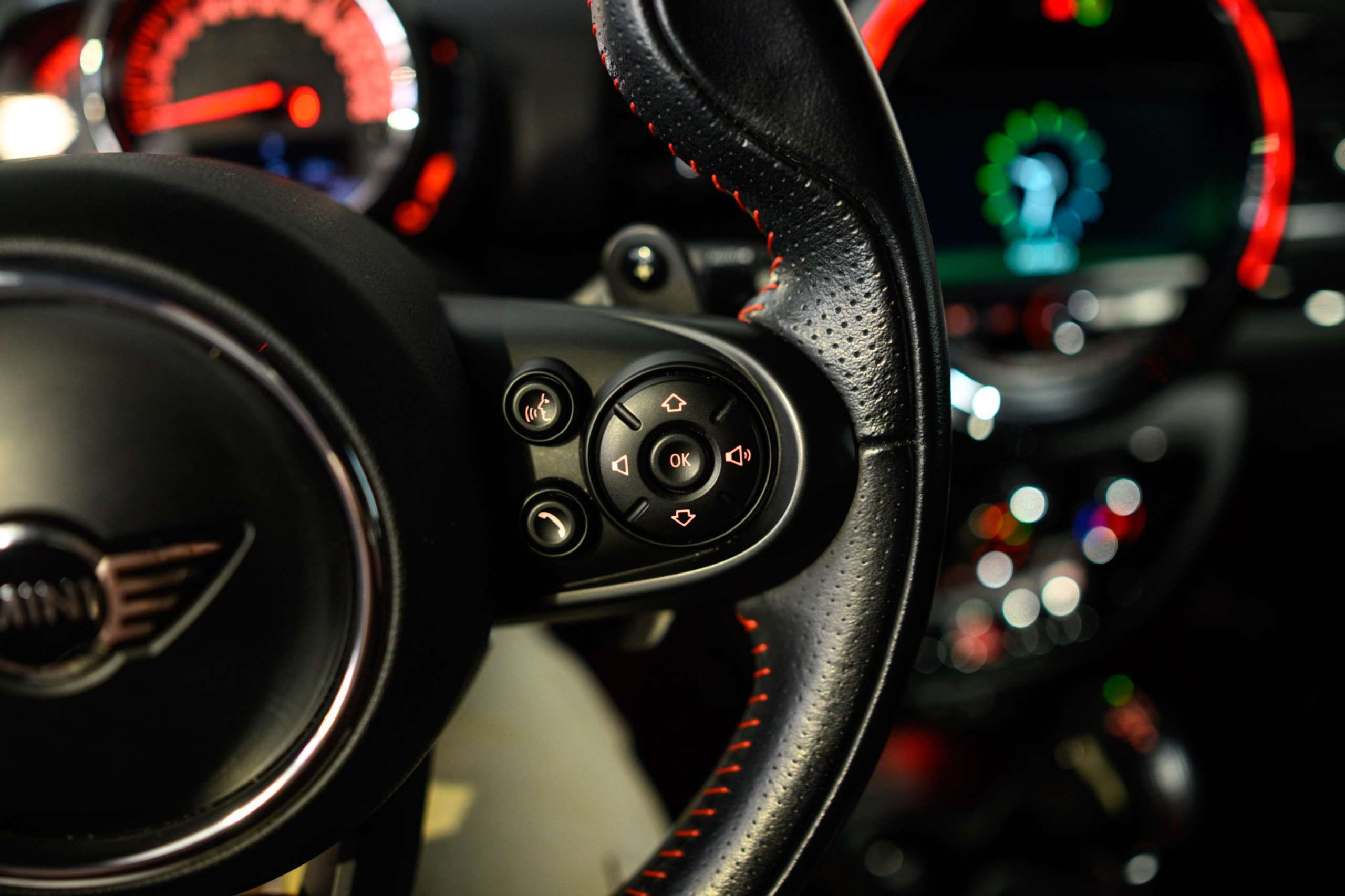 7b0572a4-d9c4-474b-8cbc-9e162a1c706541-mini-john-cooper-works-clubman-2-0as-jcw-works-harman-k-led-awd-carplay.jpg