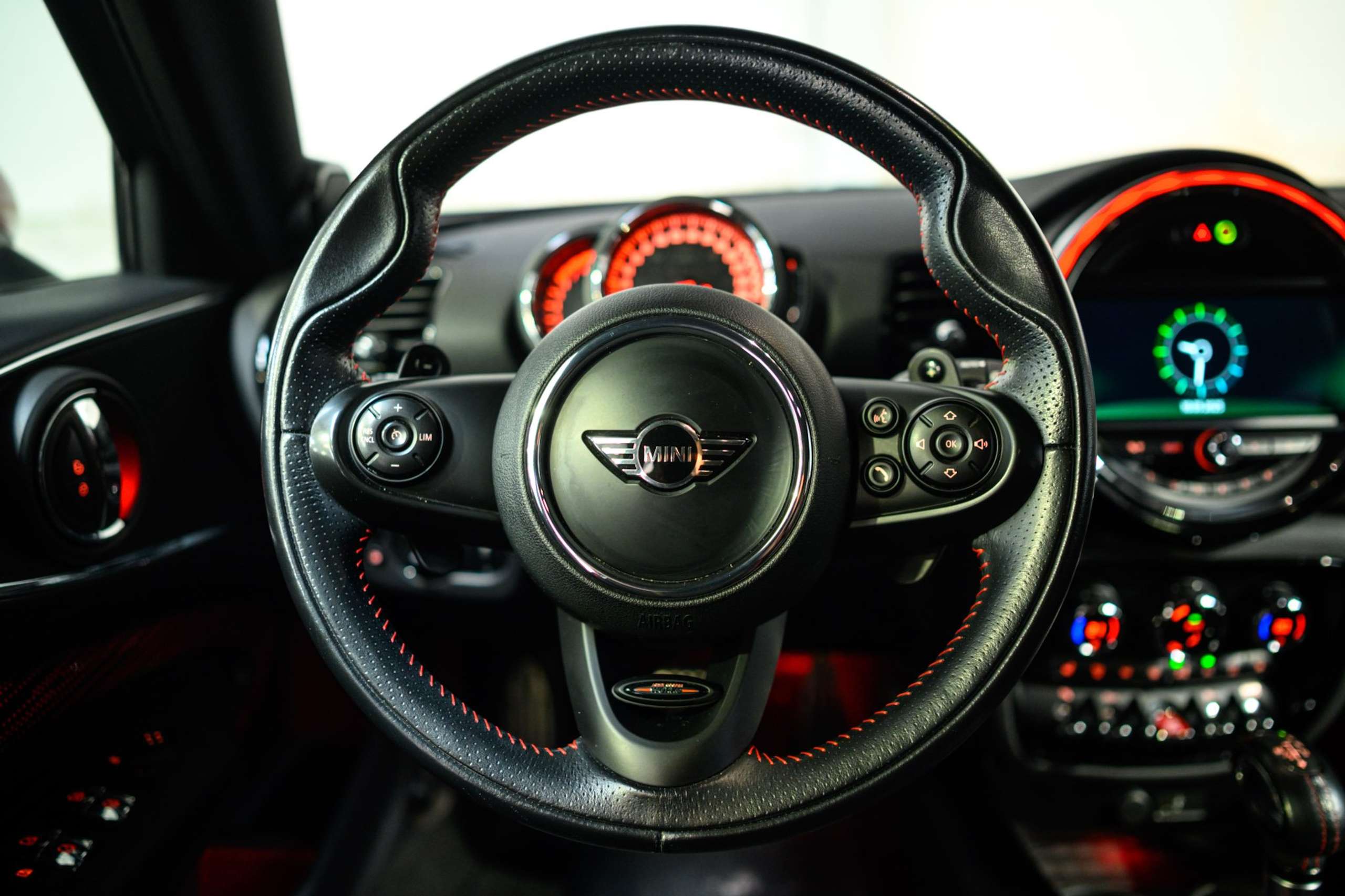 7b0572a4-d9c4-474b-8cbc-9e162a1c70658-mini-john-cooper-works-clubman-2-0as-jcw-works-harman-k-led-awd-carplay.jpg