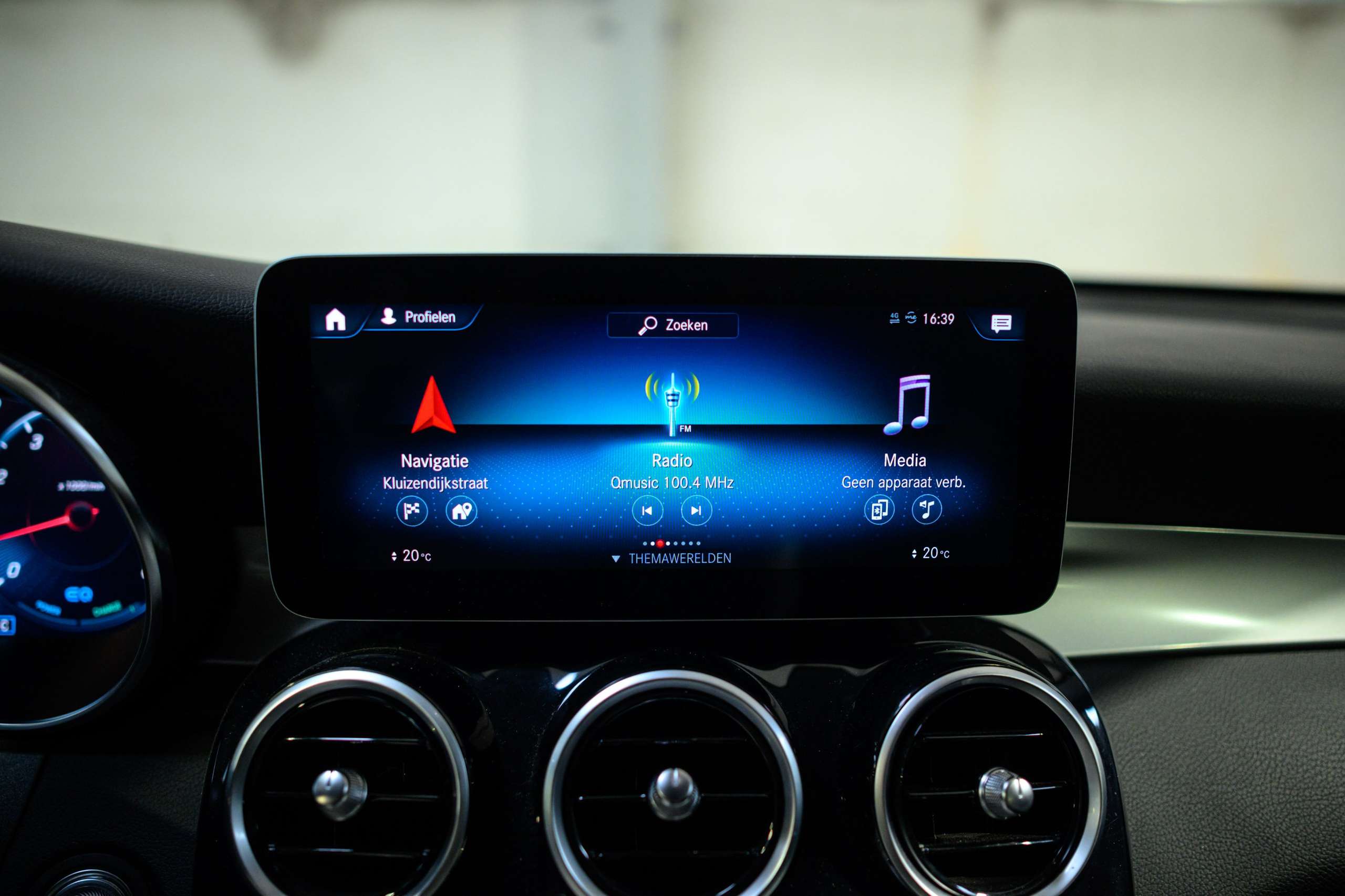 9bd8f493-541e-4f00-b91b-f16855fe6ada12-mercedes-benz-glc-200-4-matic-camera-hifi-virtual-dash.jpg