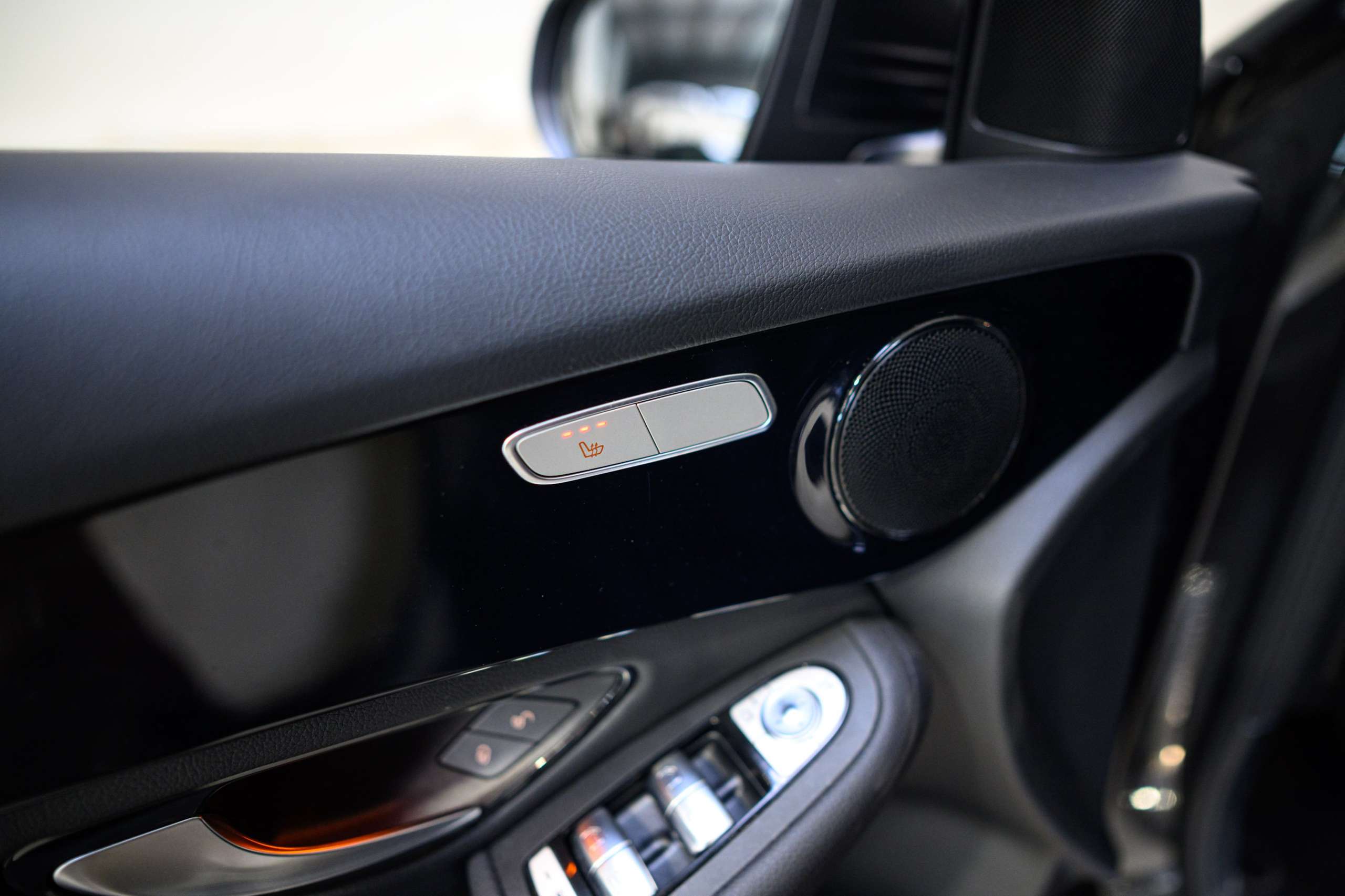 9bd8f493-541e-4f00-b91b-f16855fe6ada15-mercedes-benz-glc-200-4-matic-camera-hifi-virtual-dash.jpg