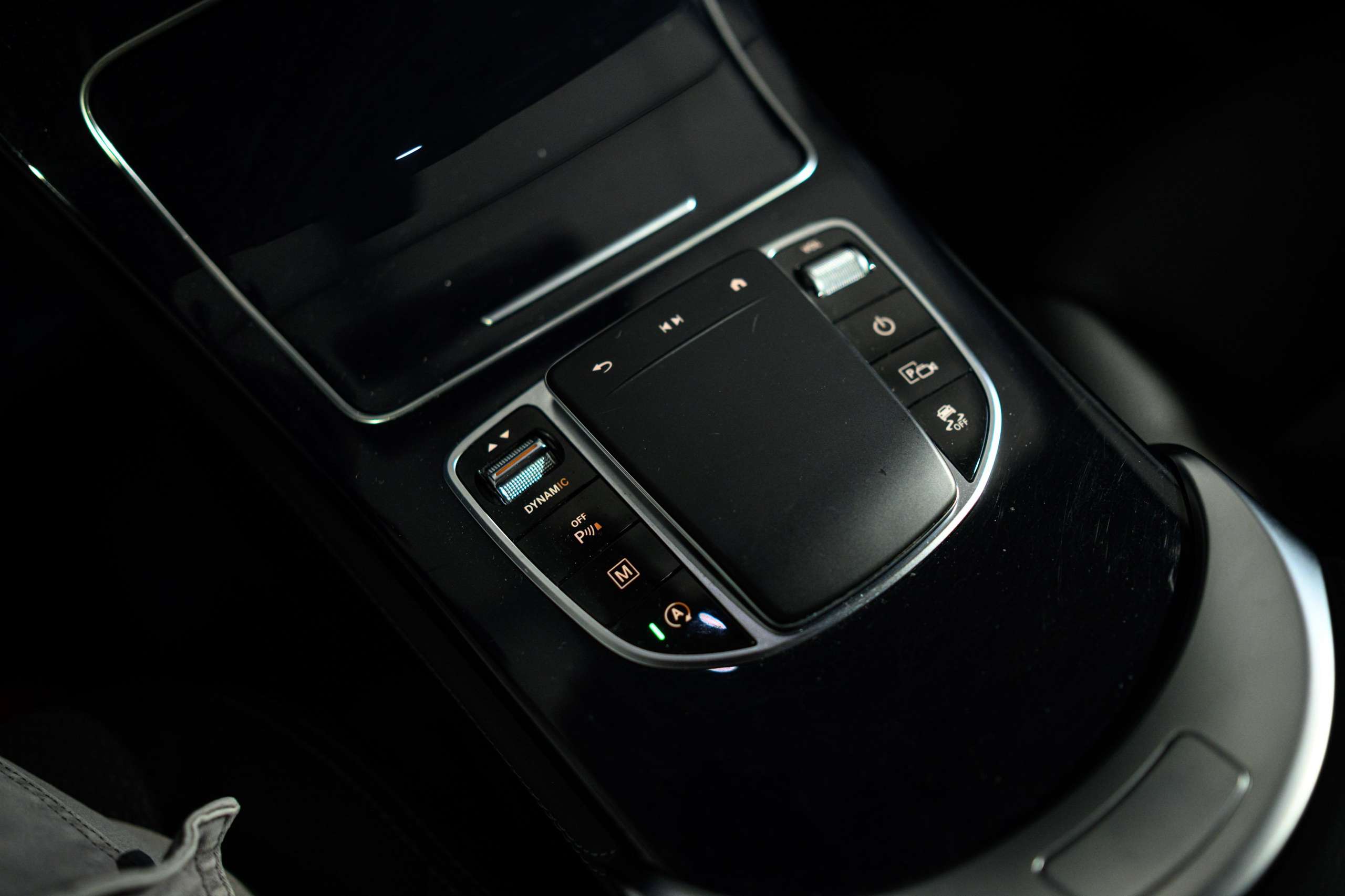 9bd8f493-541e-4f00-b91b-f16855fe6ada16-mercedes-benz-glc-200-4-matic-camera-hifi-virtual-dash.jpg