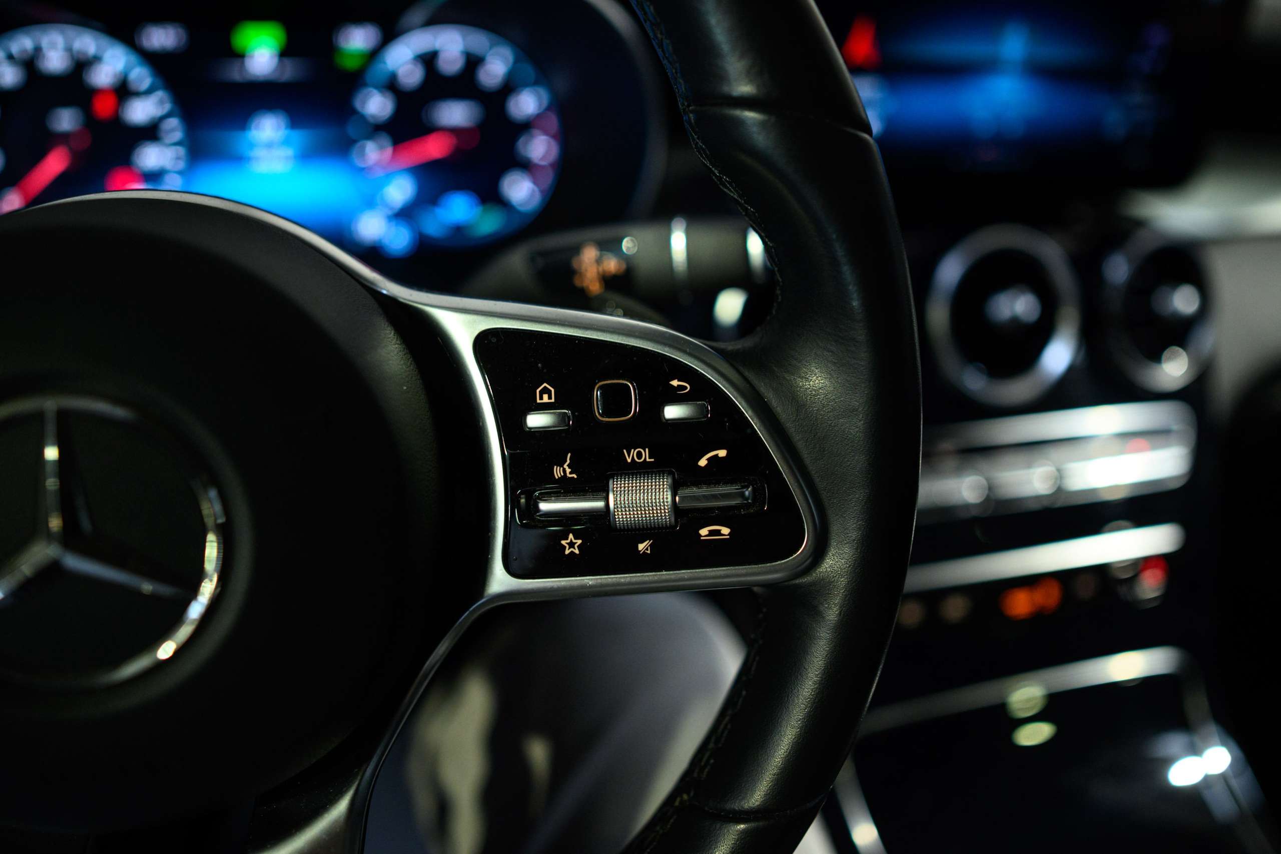 9bd8f493-541e-4f00-b91b-f16855fe6ada18-mercedes-benz-glc-200-4-matic-camera-hifi-virtual-dash.jpg