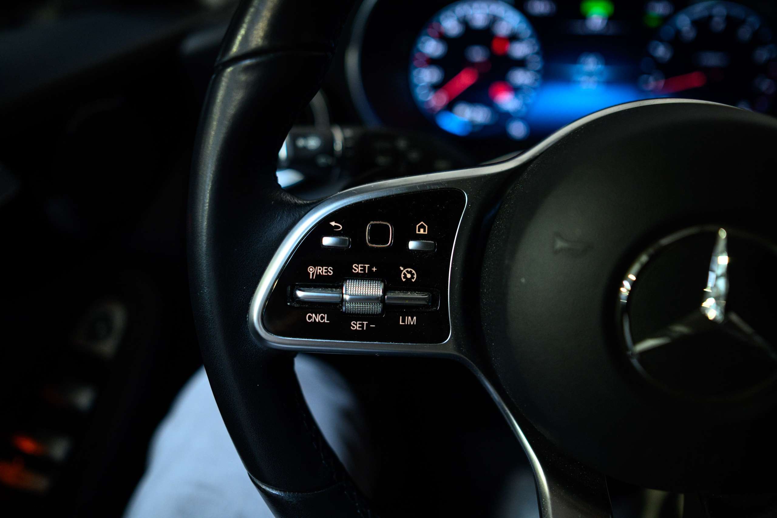 9bd8f493-541e-4f00-b91b-f16855fe6ada31-mercedes-benz-glc-200-4-matic-camera-hifi-virtual-dash.jpg