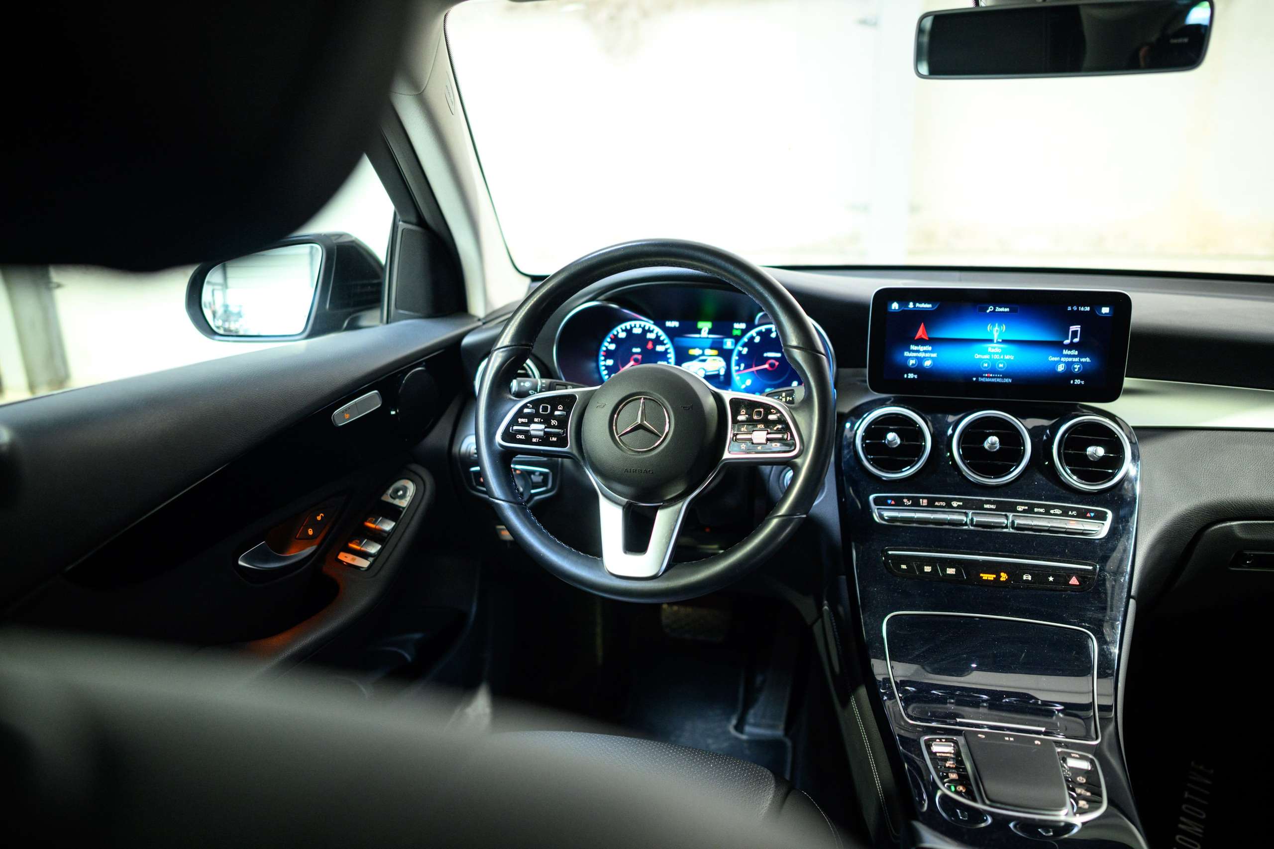 9bd8f493-541e-4f00-b91b-f16855fe6ada6-mercedes-benz-glc-200-4-matic-camera-hifi-virtual-dash.jpg