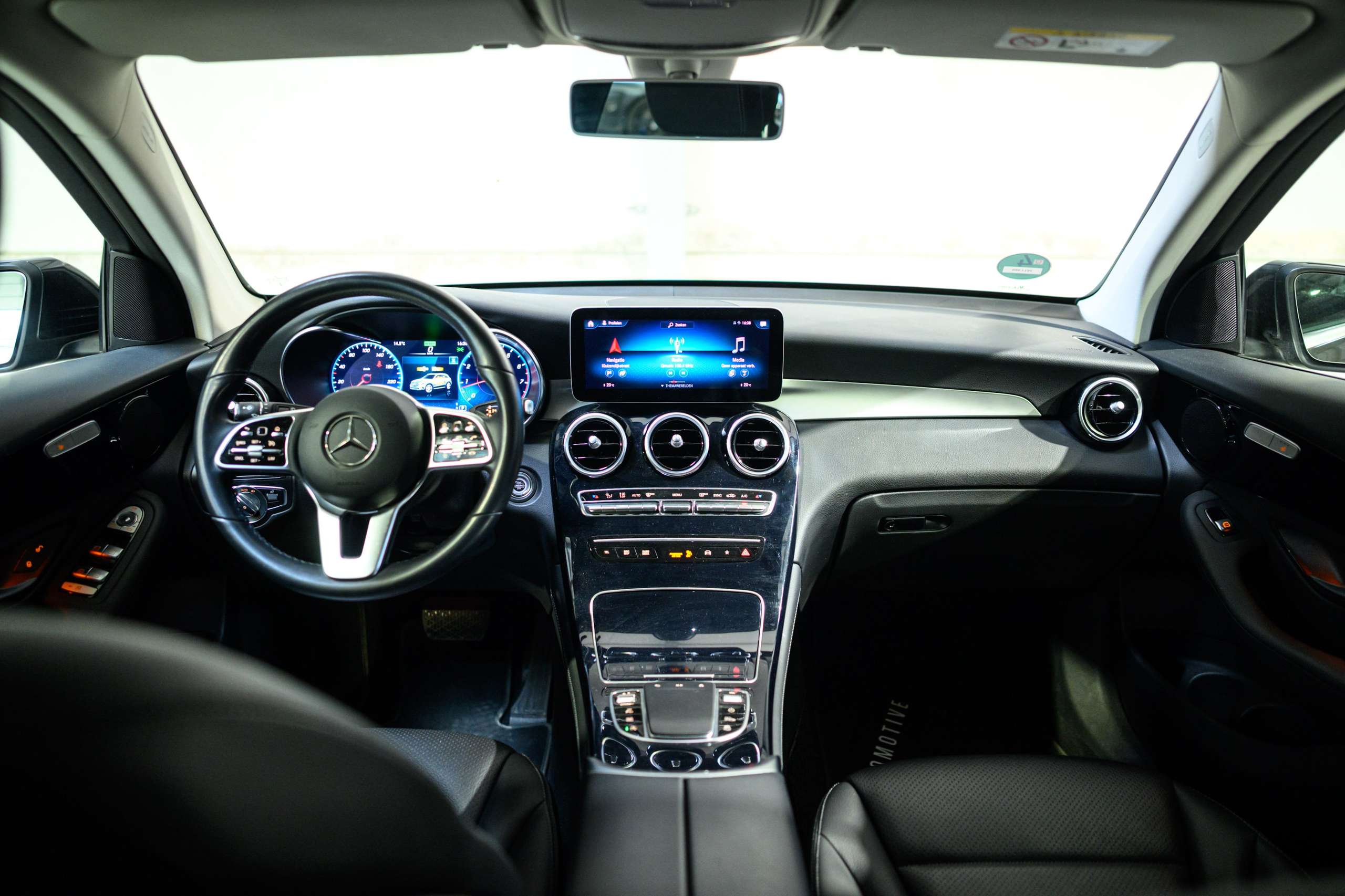 9bd8f493-541e-4f00-b91b-f16855fe6ada7-mercedes-benz-glc-200-4-matic-camera-hifi-virtual-dash.jpg