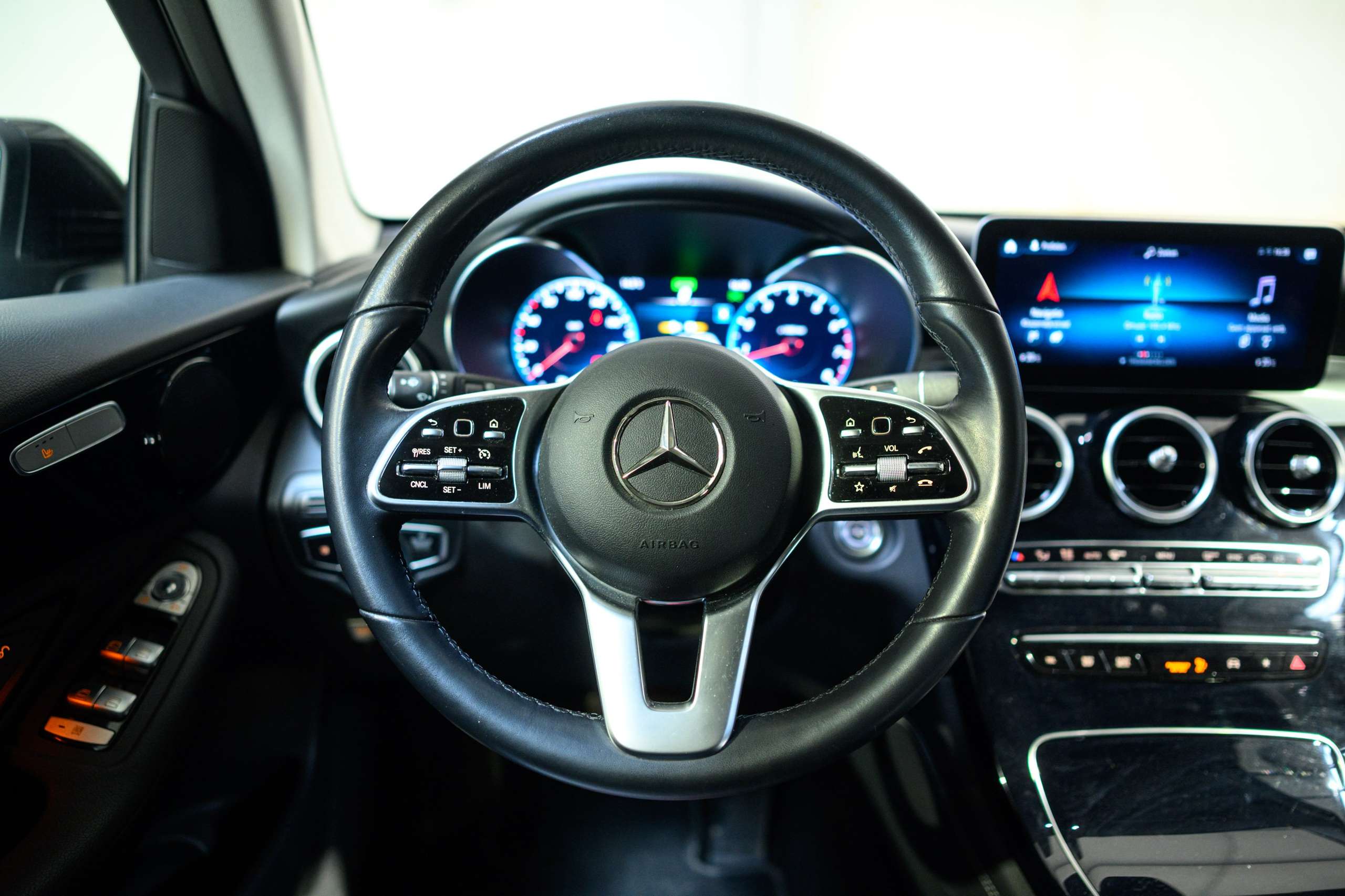 9bd8f493-541e-4f00-b91b-f16855fe6ada8-mercedes-benz-glc-200-4-matic-camera-hifi-virtual-dash.jpg