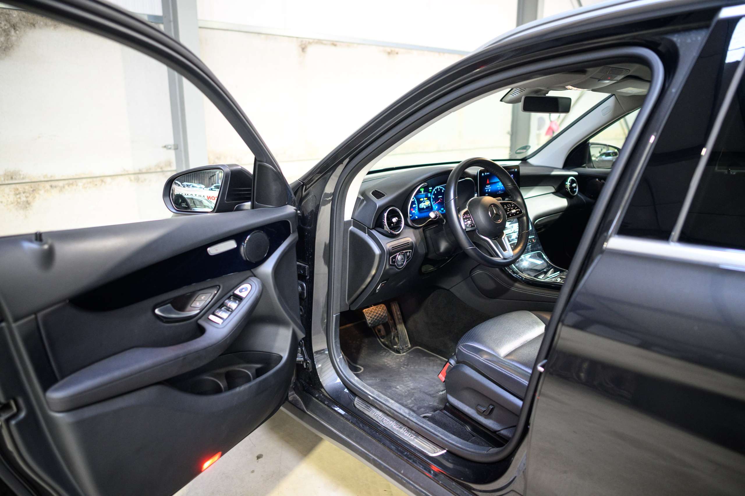 9bd8f493-541e-4f00-b91b-f16855fe6ada9-mercedes-benz-glc-200-4-matic-camera-hifi-virtual-dash.jpg