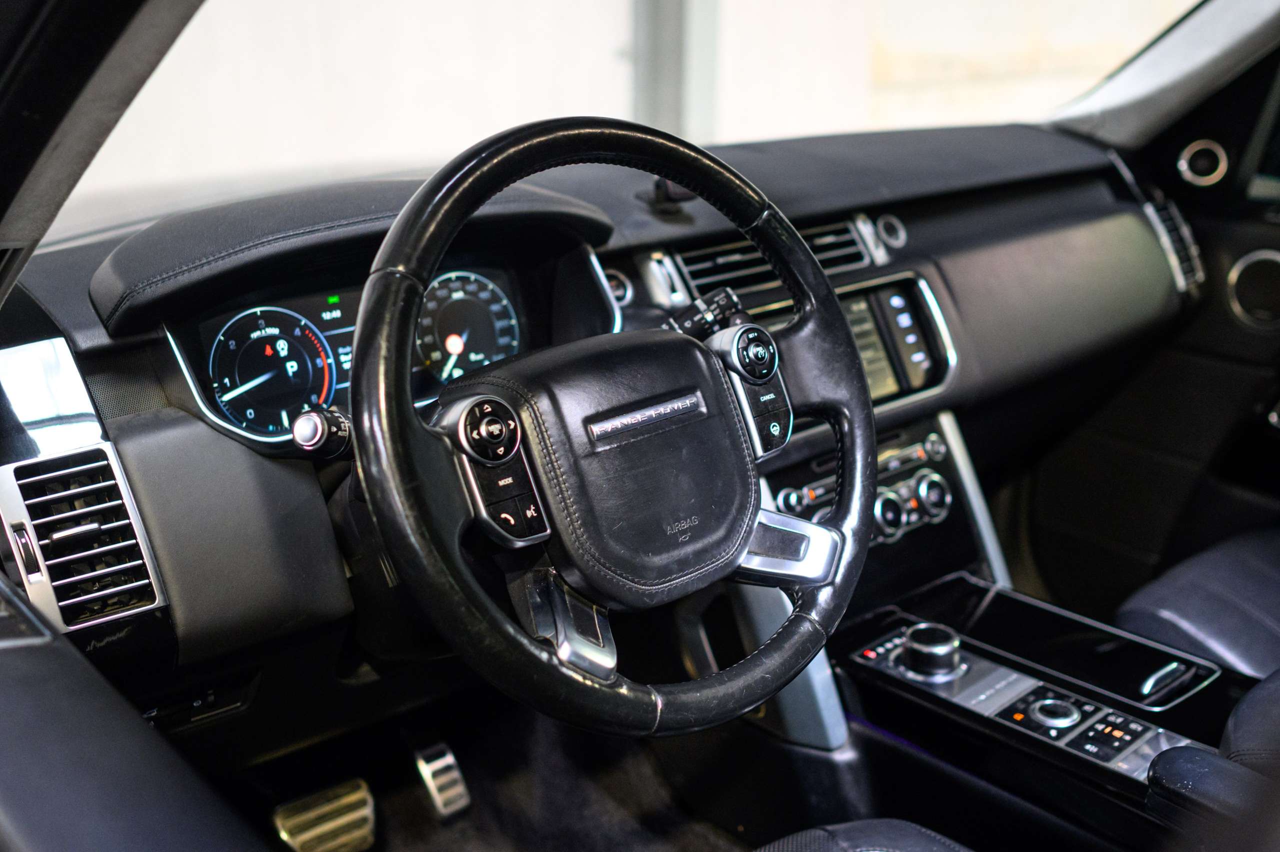 a2c58f38-b98a-46ad-9433-0e76bd65d4e912-land-rover-range-rover-vogue-3-0-tdv6-full-option-pano-meridian.jpg
