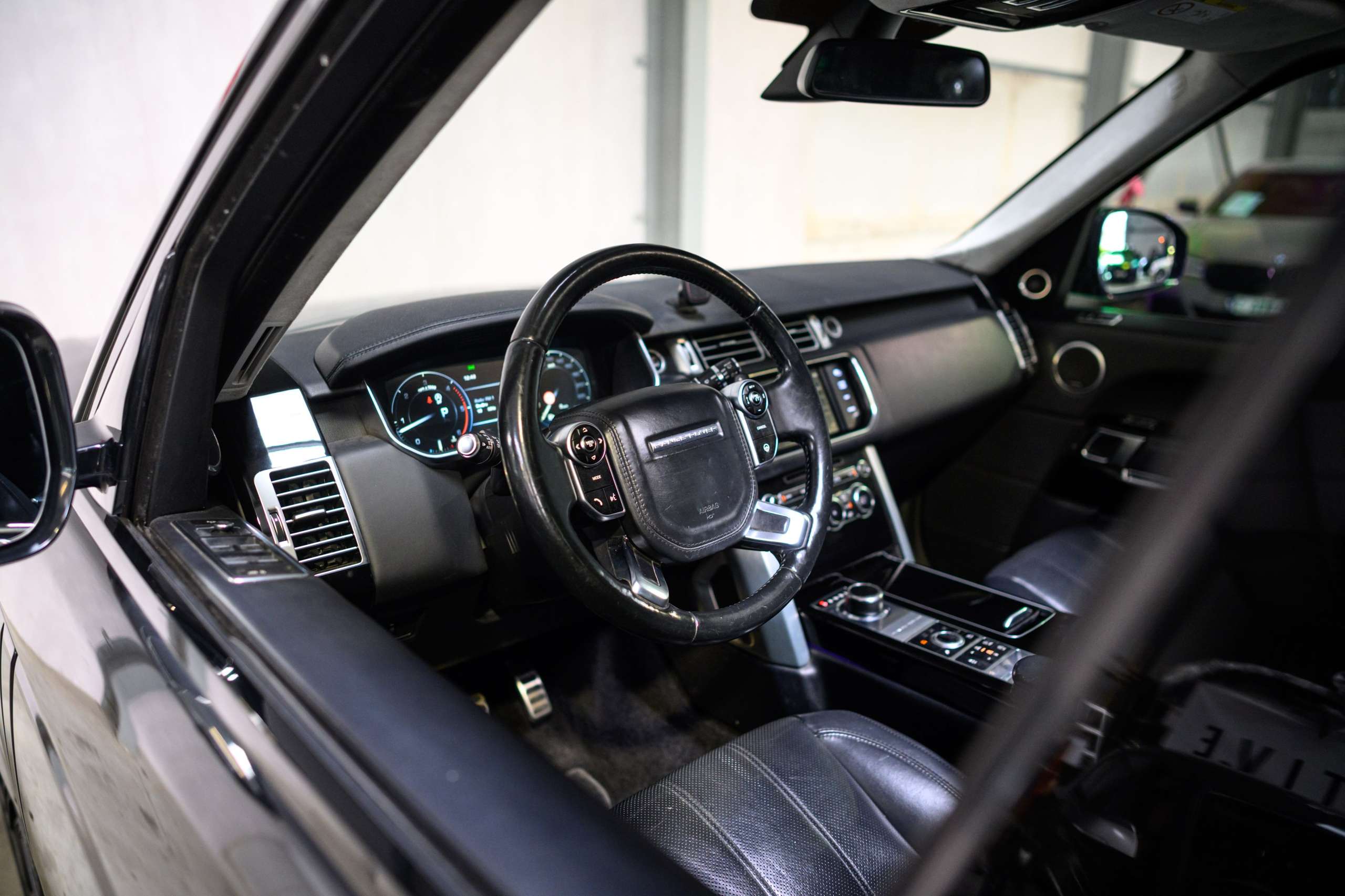 a2c58f38-b98a-46ad-9433-0e76bd65d4e914-land-rover-range-rover-vogue-3-0-tdv6-full-option-pano-meridian.jpg