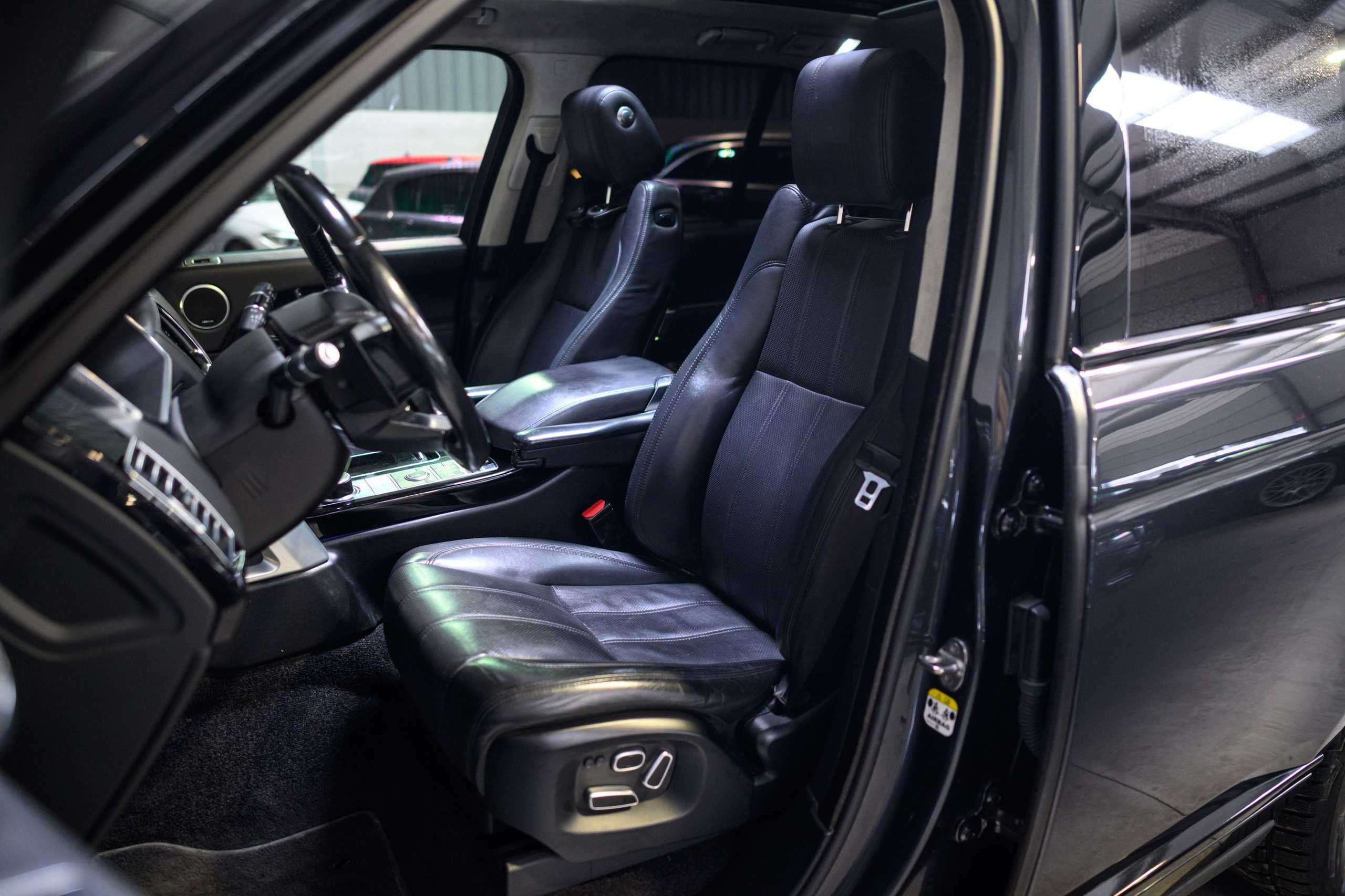a2c58f38-b98a-46ad-9433-0e76bd65d4e915-land-rover-range-rover-vogue-3-0-tdv6-full-option-pano-meridian.jpg