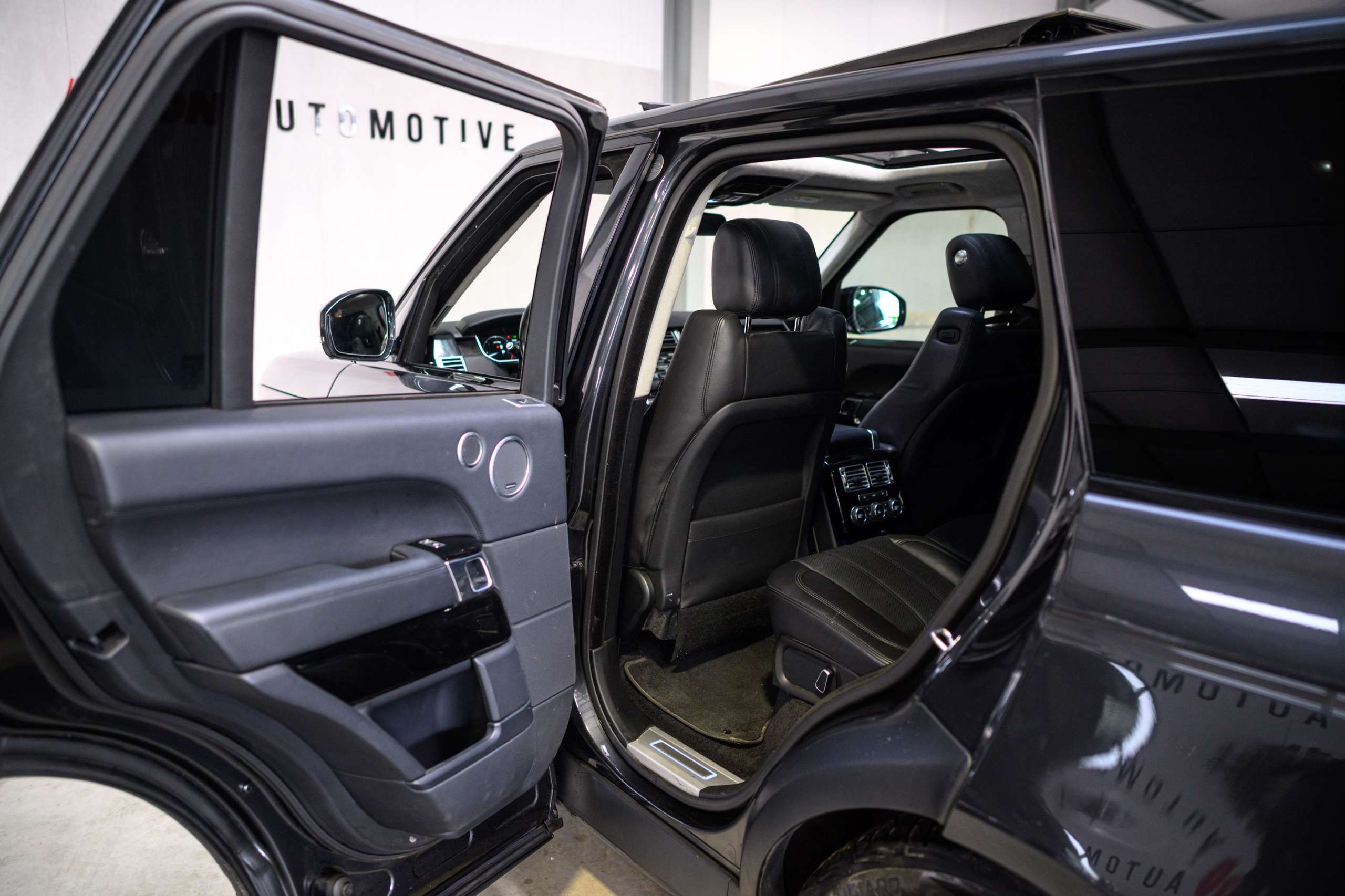 a2c58f38-b98a-46ad-9433-0e76bd65d4e922-land-rover-range-rover-vogue-3-0-tdv6-full-option-pano-meridian.jpg