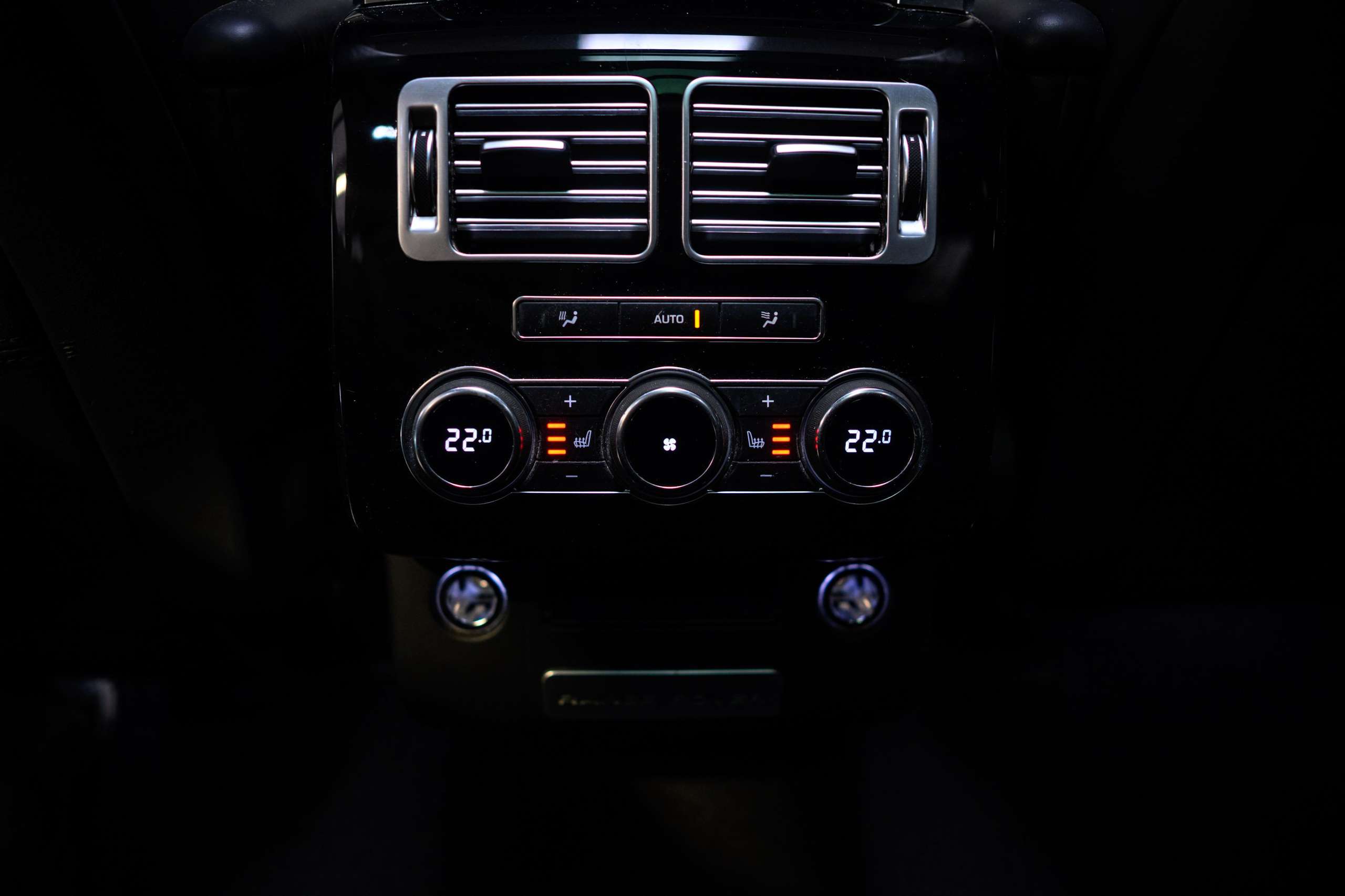 a2c58f38-b98a-46ad-9433-0e76bd65d4e924-land-rover-range-rover-vogue-3-0-tdv6-full-option-pano-meridian.jpg