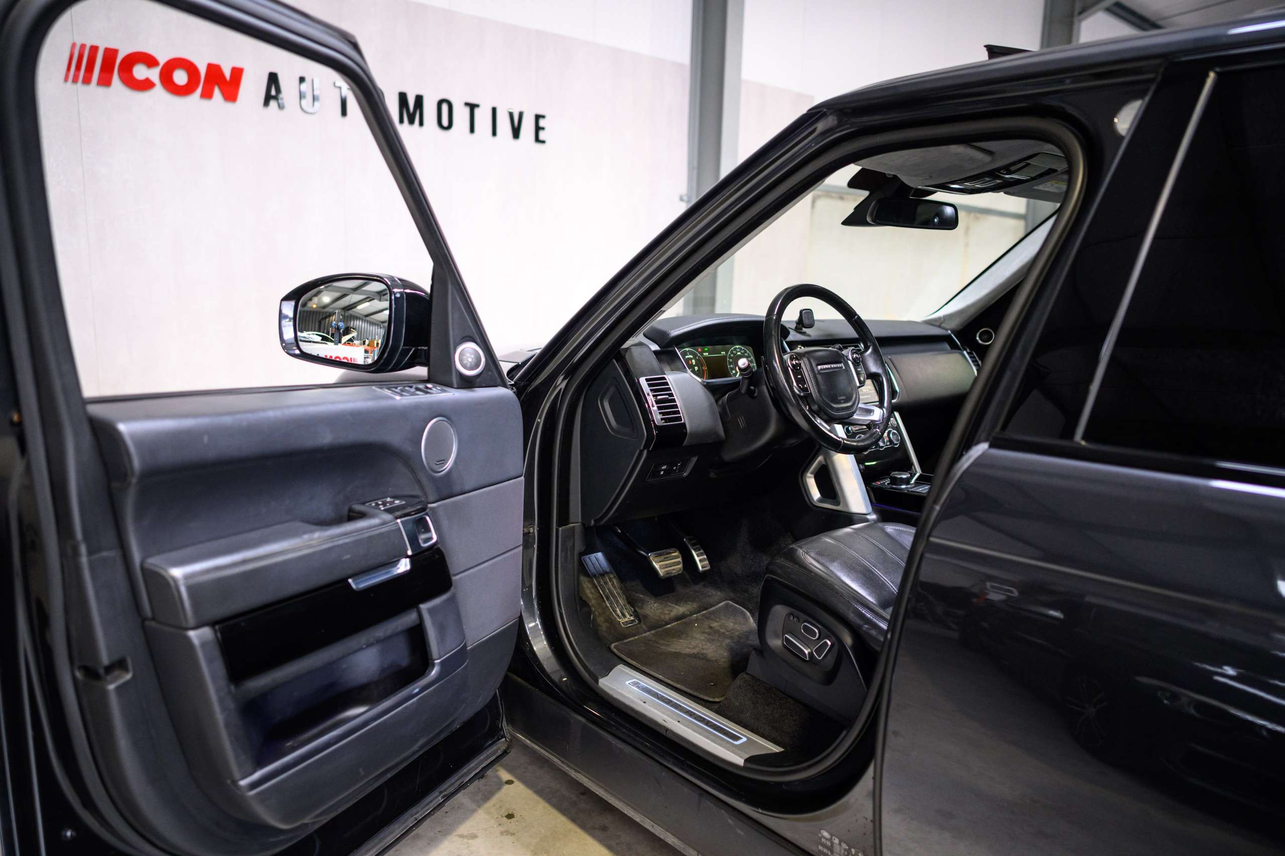 a2c58f38-b98a-46ad-9433-0e76bd65d4e926-land-rover-range-rover-vogue-3-0-tdv6-full-option-pano-meridian.jpg