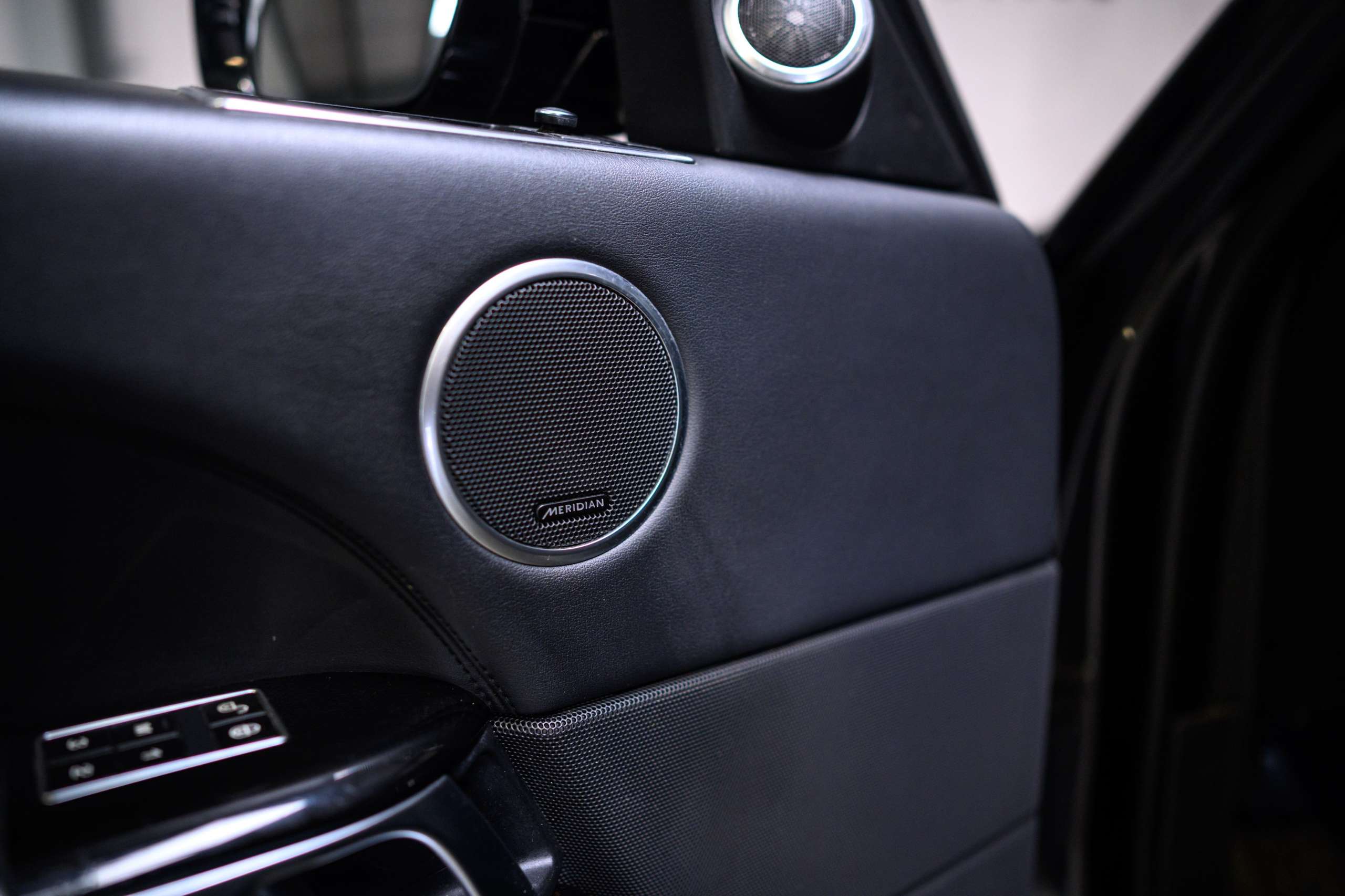 a2c58f38-b98a-46ad-9433-0e76bd65d4e928-land-rover-range-rover-vogue-3-0-tdv6-full-option-pano-meridian.jpg