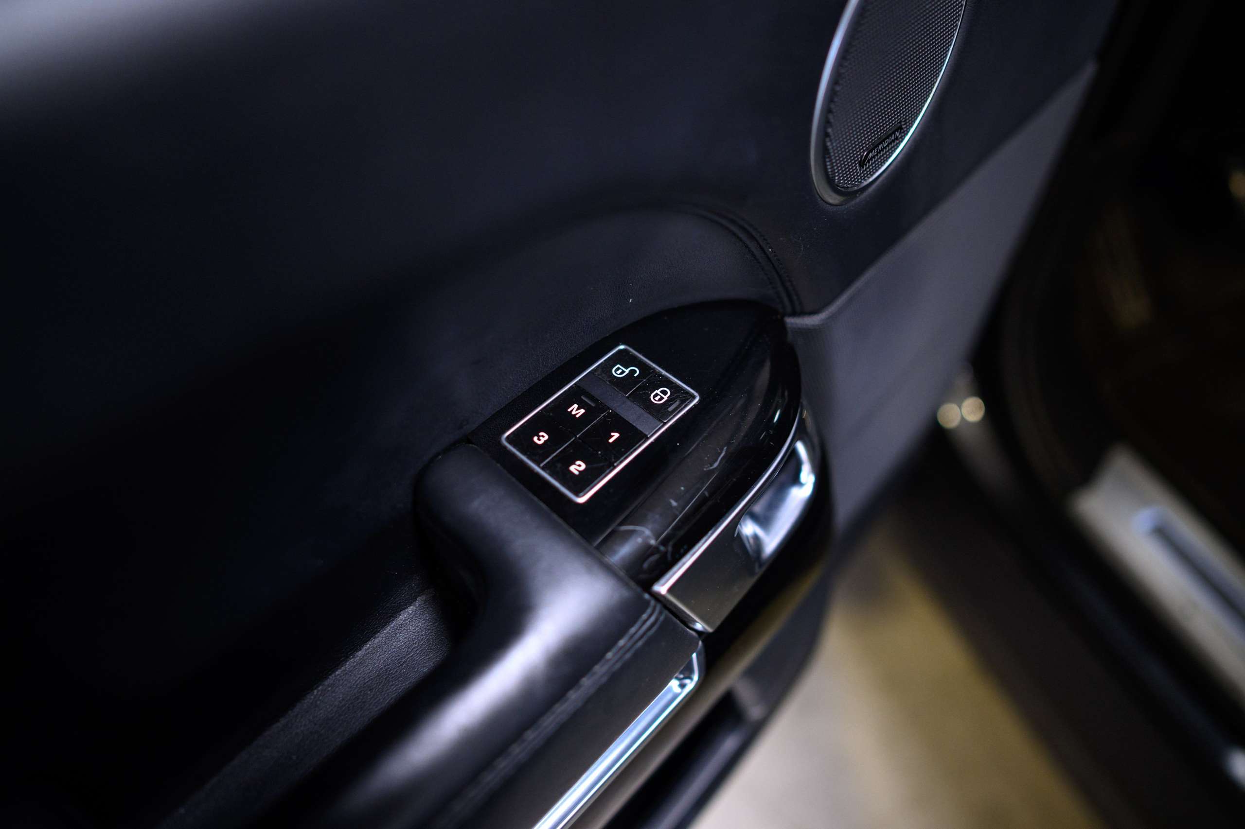 a2c58f38-b98a-46ad-9433-0e76bd65d4e929-land-rover-range-rover-vogue-3-0-tdv6-full-option-pano-meridian.jpg