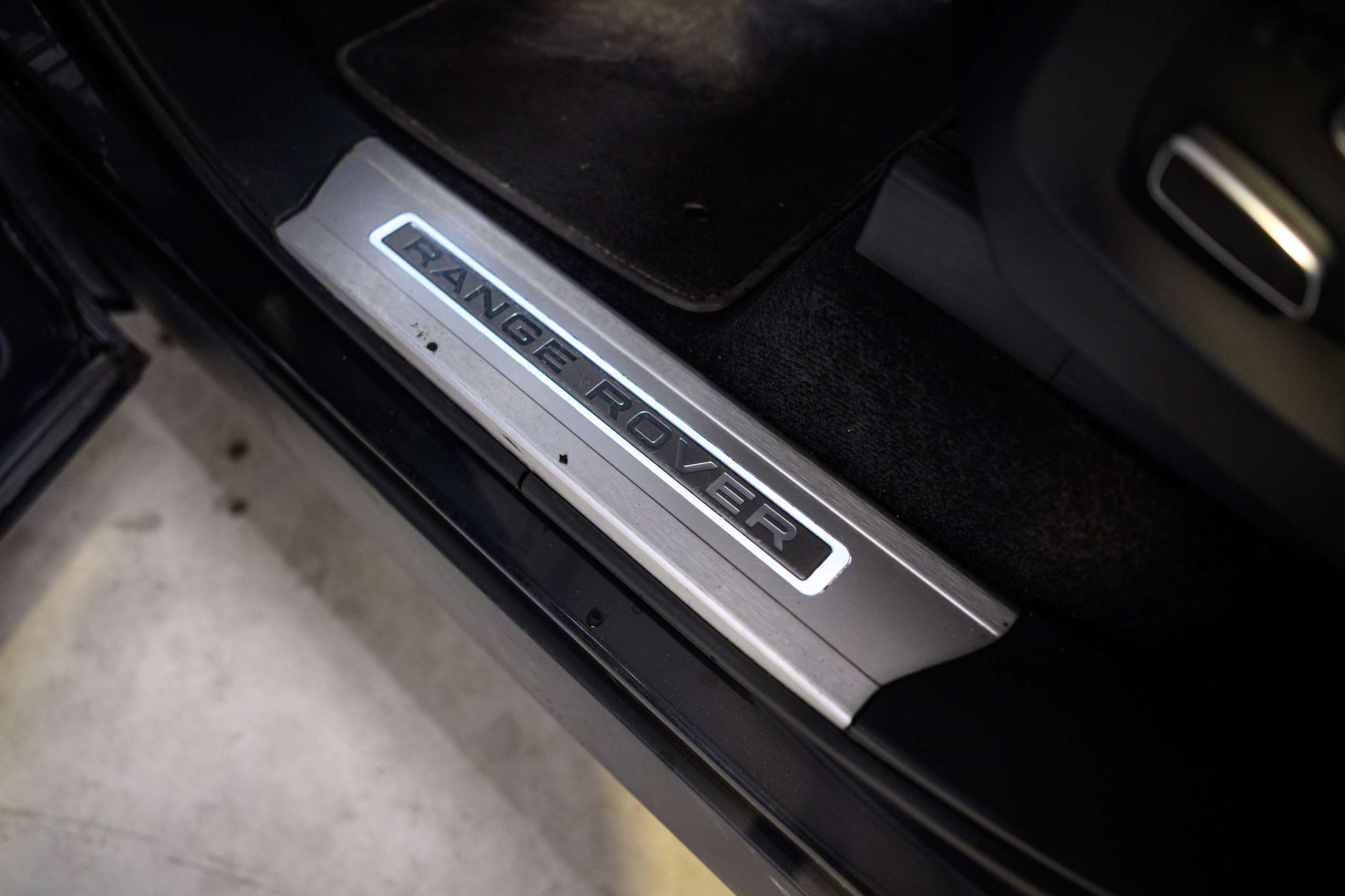 a2c58f38-b98a-46ad-9433-0e76bd65d4e930-land-rover-range-rover-vogue-3-0-tdv6-full-option-pano-meridian.jpg