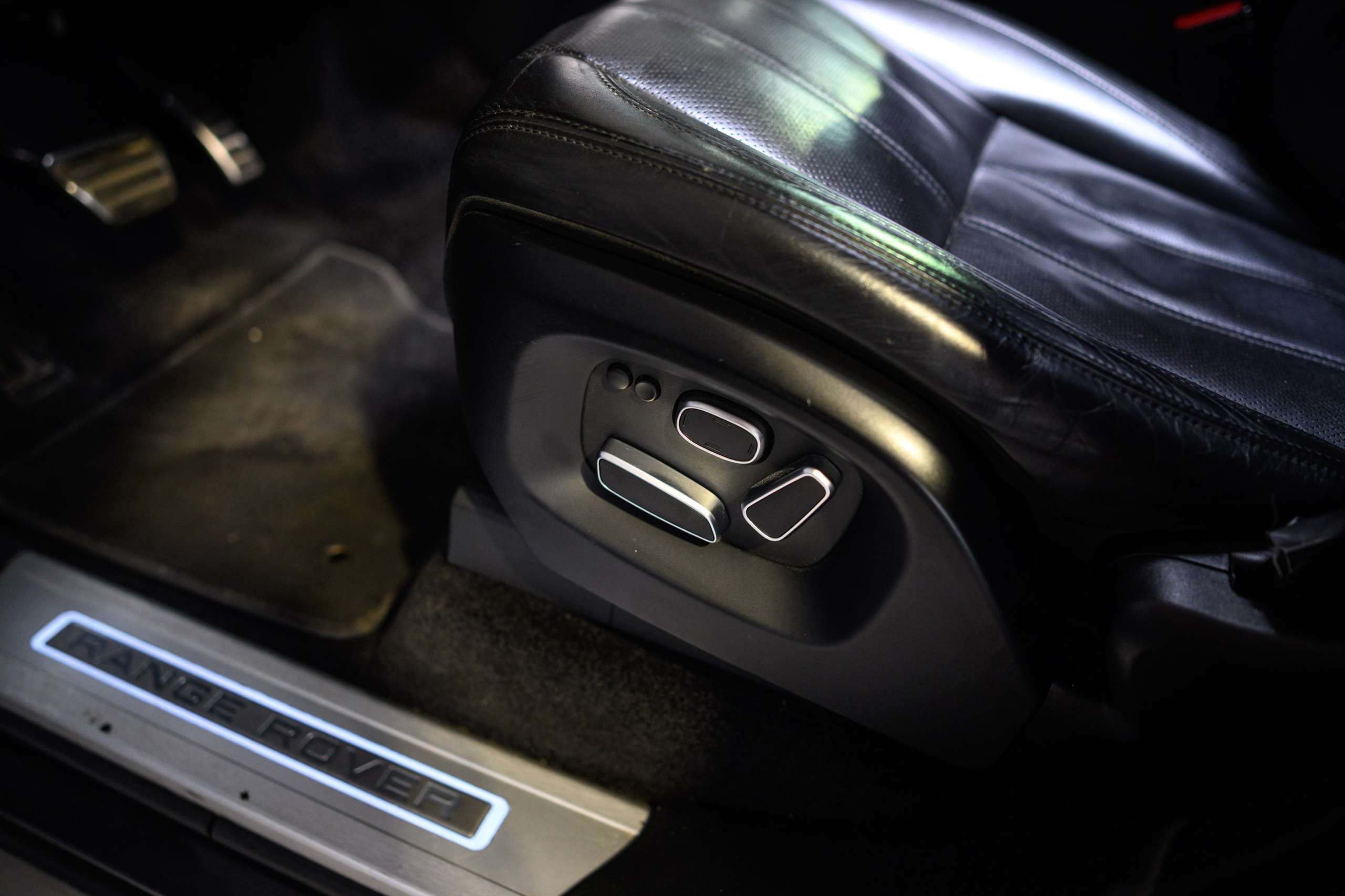 a2c58f38-b98a-46ad-9433-0e76bd65d4e931-land-rover-range-rover-vogue-3-0-tdv6-full-option-pano-meridian.jpg