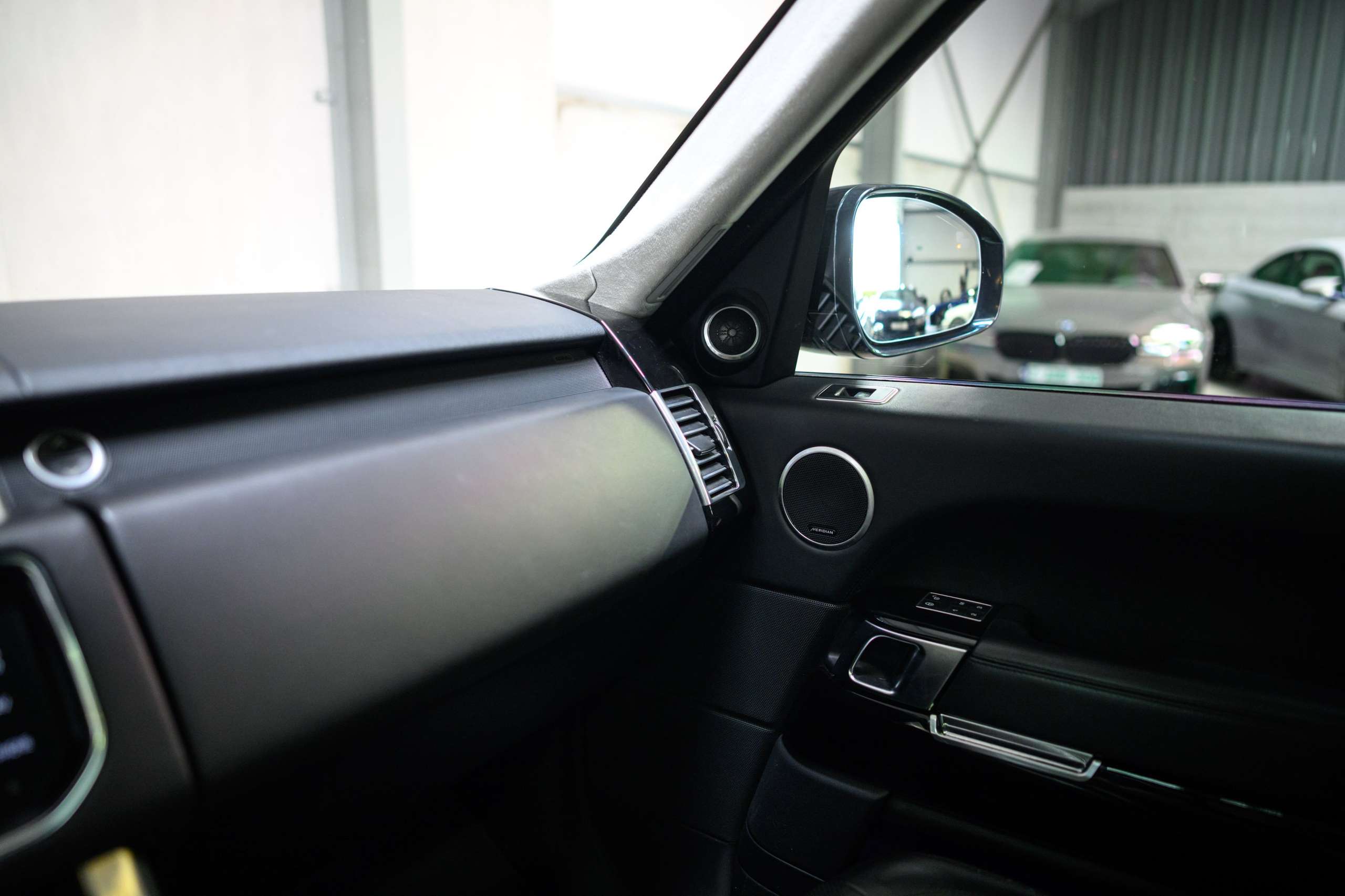a2c58f38-b98a-46ad-9433-0e76bd65d4e948-land-rover-range-rover-vogue-3-0-tdv6-full-option-pano-meridian.jpg