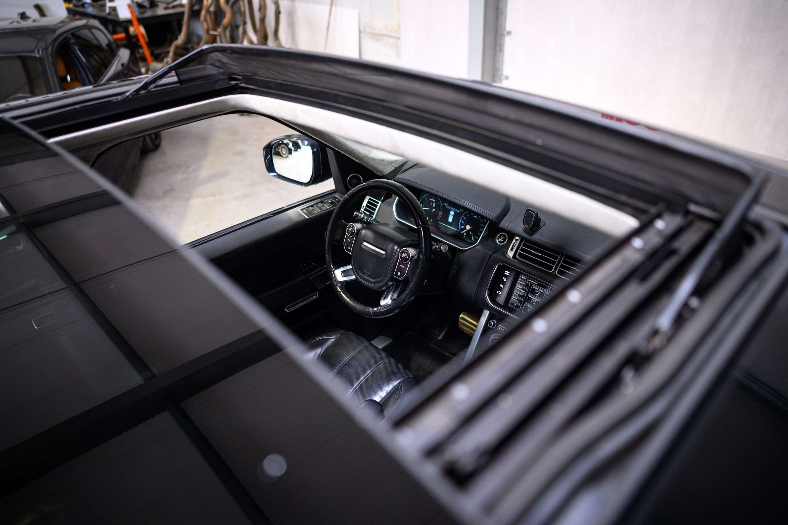 a2c58f38-b98a-46ad-9433-0e76bd65d4e98-land-rover-range-rover-vogue-3-0-tdv6-full-option-pano-meridian.jpg
