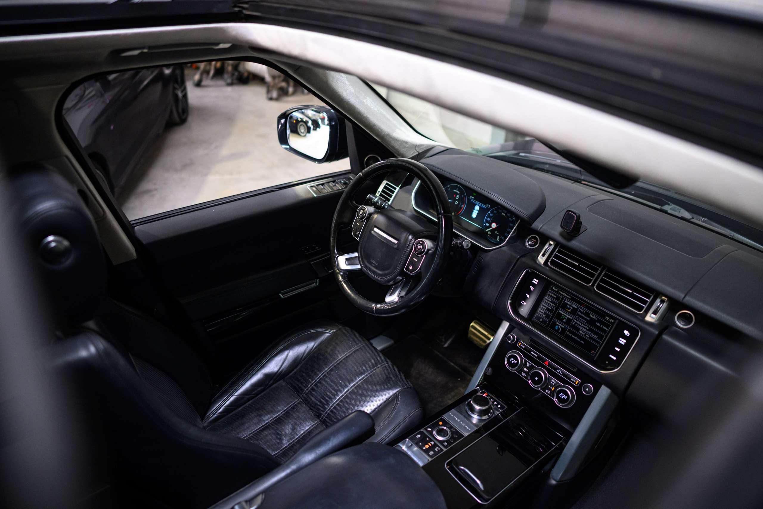 a2c58f38-b98a-46ad-9433-0e76bd65d4e99-land-rover-range-rover-vogue-3-0-tdv6-full-option-pano-meridian.jpg