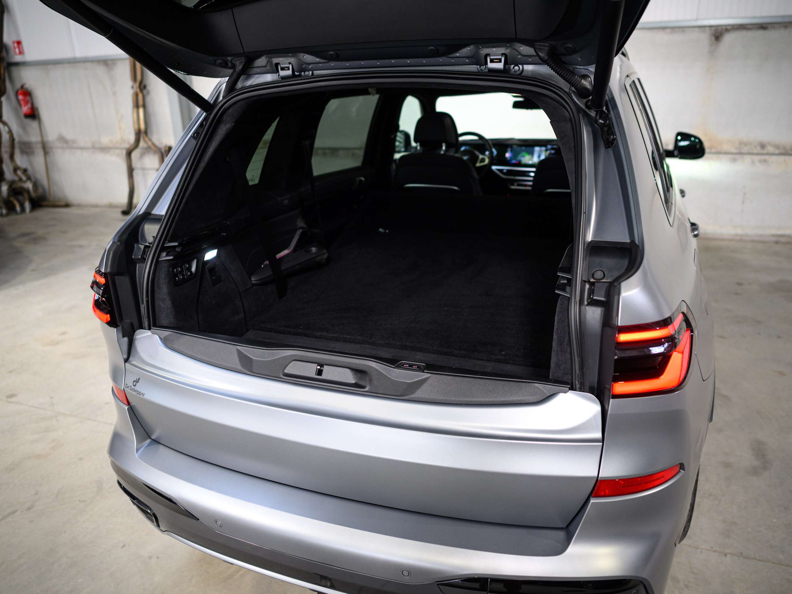 a5c408be-e792-4b7b-9f22-1bd8cd31aeaf17-bmw-x7-40d-lichte-vracht-btw-frozen-grey-full-opt.jpg